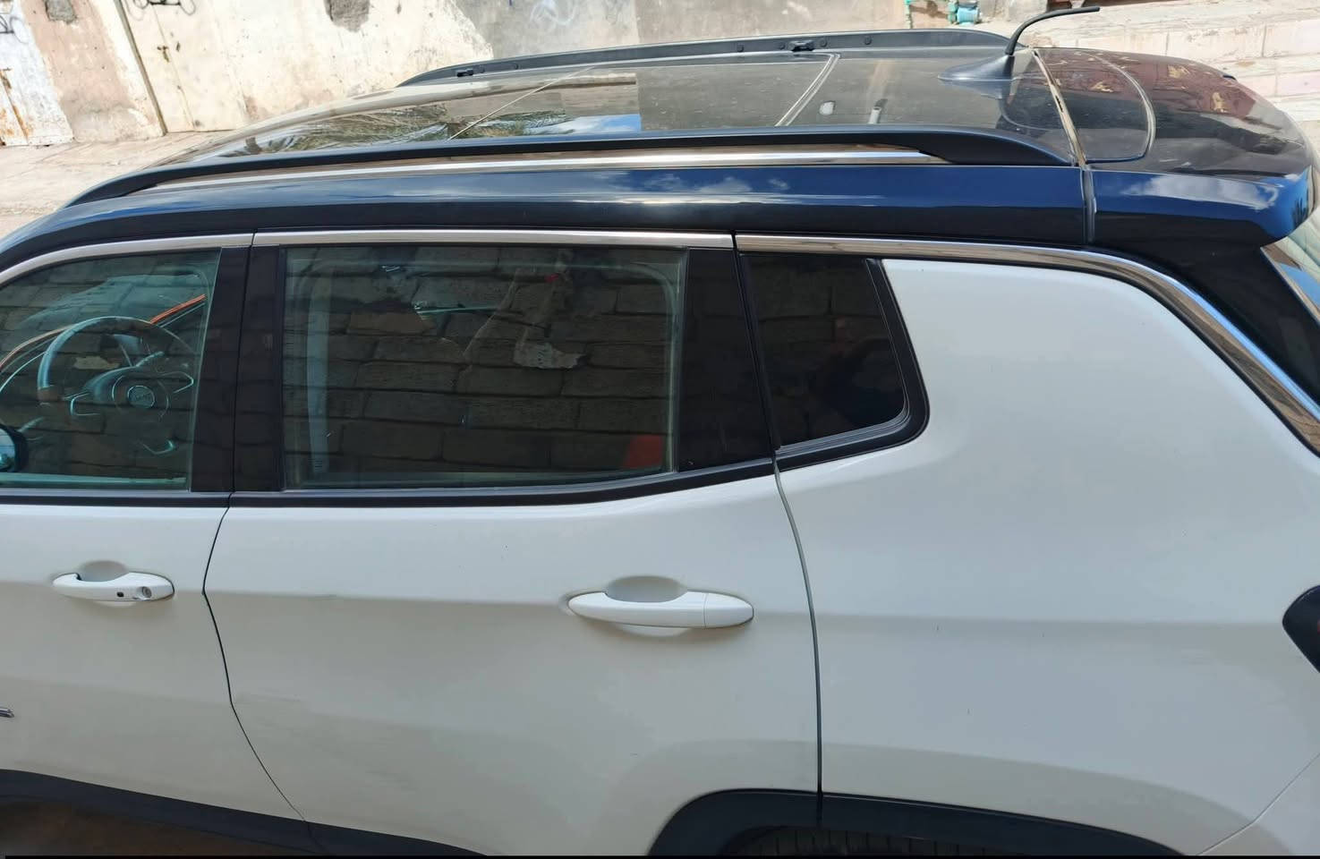 السلام عليكم (جيب كومبارس موديل 2018 أمريكي فول مواصفات لمتد)
بيها بنيد مصلح 
وجاملغ امبدل وشخوط خفيفه بلباب
كشنات جلد
تبريد قطعتين 
بونراما 
شاشه تحكم استيرن 
كشنات تدفئة تبريد 
بصمة 
اشاير مري
رقم بغداد مشروع وطني 

السعر 108 بيها مجال 
‏‪***********‬‏
