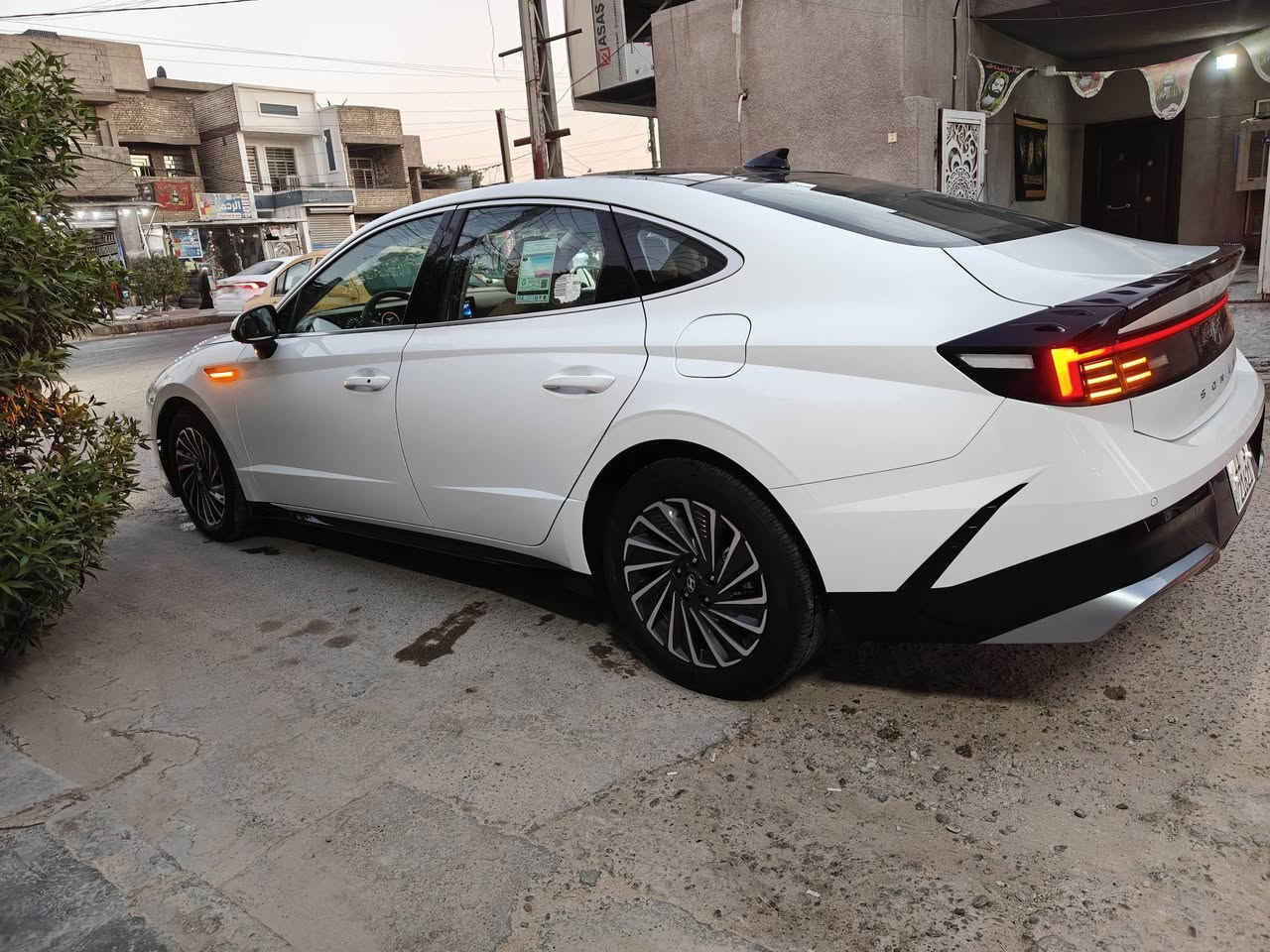 سوناتا 20250 خليجي
ليمتد هايبرد 
فول مواصفات 1/1
ماشيه 6 الاف كم فقط 
مكفوله من البارد والصبغ 
بيه رصعه  بالجاملغ الامامي الايمن من جوه بالذيل فقط 
ماشره بالصور متحتاج تعديل اصلا 
المواصفات لمن يود الاطلاع عليها ...
- بصمه 
- بانورما 
-  كشنات جلد لون قرميدي مع تحكم كهرباء الاماميات بالكامل 
- شاشه كبيره ايباد متصل 
- تدعم ابل كار بلي واندرويد 
- الجام الامامي اوتو اب 
- تبريد خلفي مع مناخ منفصل 
- حساسات امامي خلفي محيطي 
- وباقي المواصفات المعروفه الستاندر 
- رقم السياره شبه مميز امانه دفت فلوس اكثر حته حصلته 
السعر 23500 $
يعني 235 ورقه قابل للتفاوض بالمعقول 
للاتصال ***********
