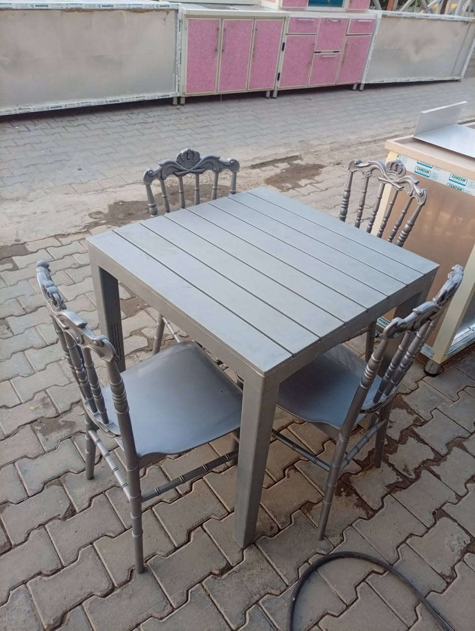 للبيع ميز طعام مستعمل شي قليل العنوان مقابيل البطاقه الوطنية الاتصال ***********
