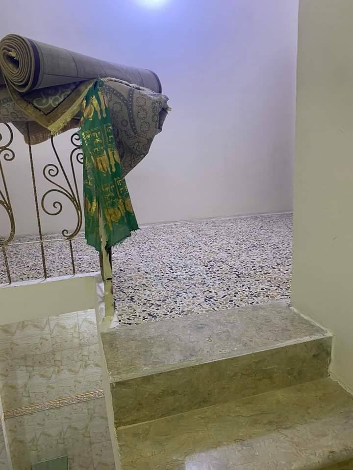 سلام عليكم بيت🏠 للبيع 100 متر طابق ونص طابو صرف نضيف جداً  في الأمين الثانيه السده قرب ساحة زمن السعر 120 وبيه مجال للأستفسار *********** مكلف بلنشر اتصلو علئ الرقم وأستفسرو
