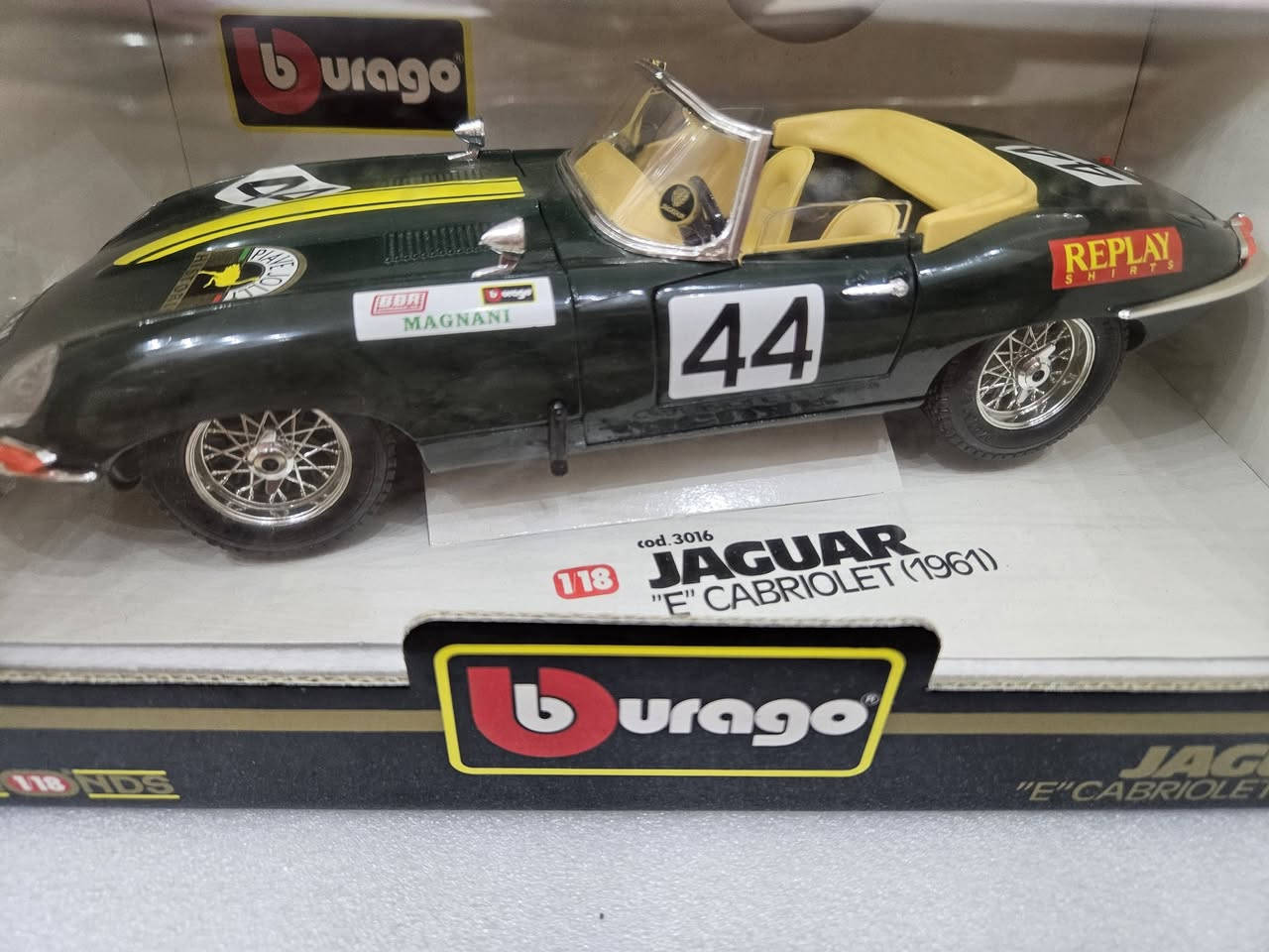 السلام عليكم
مصغر بوراكو  Bburago سيارة جاكوار Jaguar E-Type Cabriolet موديل 1961 
صناعه ايطاليه 

بمقياس 1:18

 السيارة باللون الأخضر مع خطوط صفراء ورقم السباق 44.

السعر ٦٥


**إذا كنت صاحب هذا الإعلان وتريد حذفه لأي سبب، رجاءا أرسل رسالة إلى الدعم الفني**