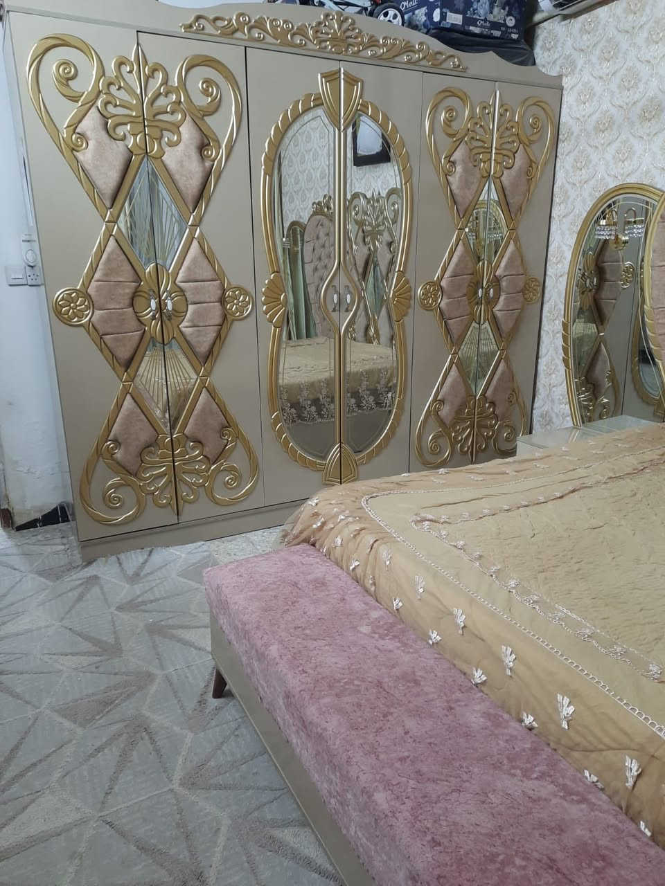 سلام عليكم غرفه للبيع نضيفه كلش السعر ٦٠٠وخمسين وبيها مجال والبرده ب١٥٠للاستفسار على الرقم ***********
