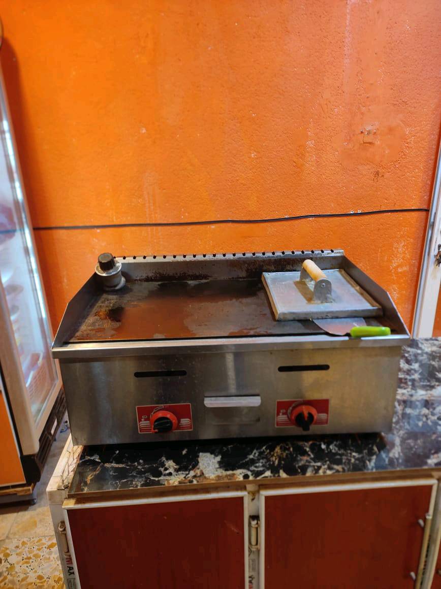 أعرض معدات مطبخ مركزية للبيع تشمل براد عرض من علامة UGUR بحالة جيدة، أدوات تحضير الأطعمة مثل مفرمة لحوم يدوية وفرن مسطح مع جريل للطبخ. جميع الأجهزة تعمل بكفاءة وجاهزة للاستخدام التجاري. فرصة رائعة لأصحاب المشاريع الصغيرة أو المطاعم الناشئة.