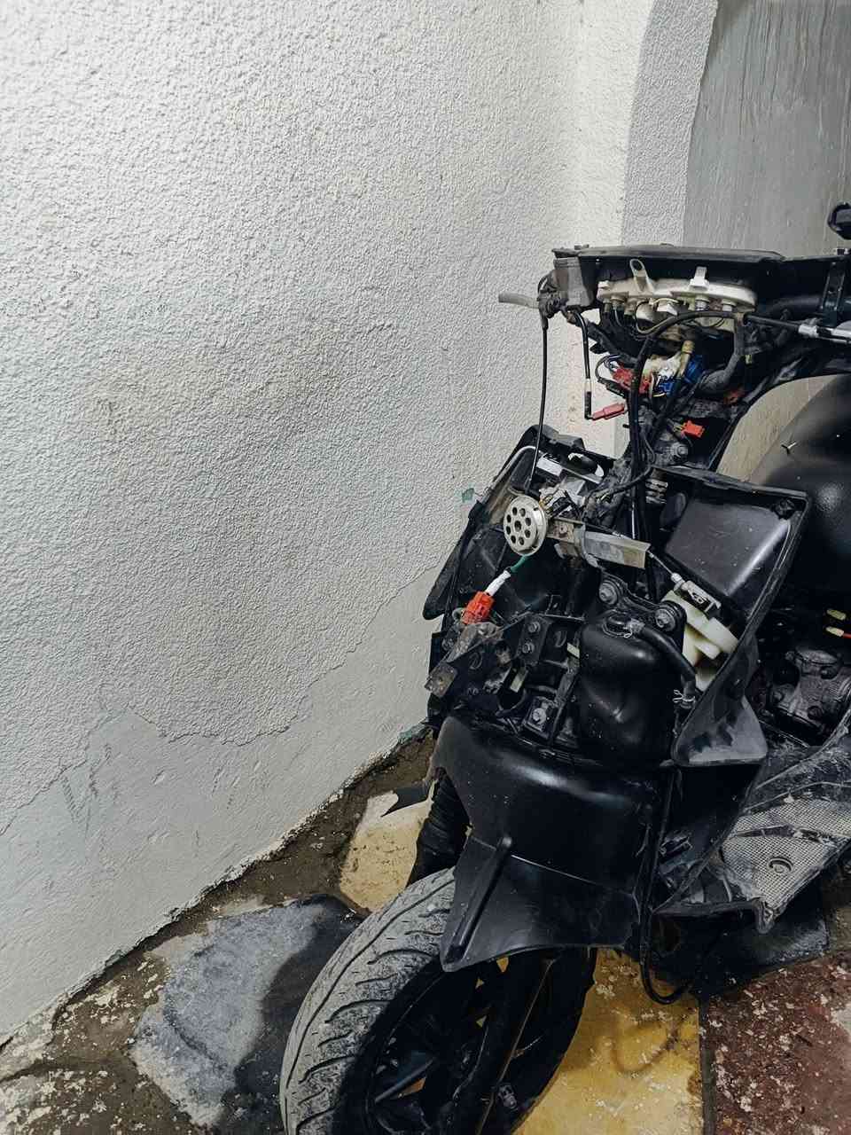 السلام عليكم ورحمه الله دراجه للبيع او مراوس مكينه رمبه سعر البيع 500 وبيها مجال بسيطدمكاني بغداد رقم الهاتف + ***********
