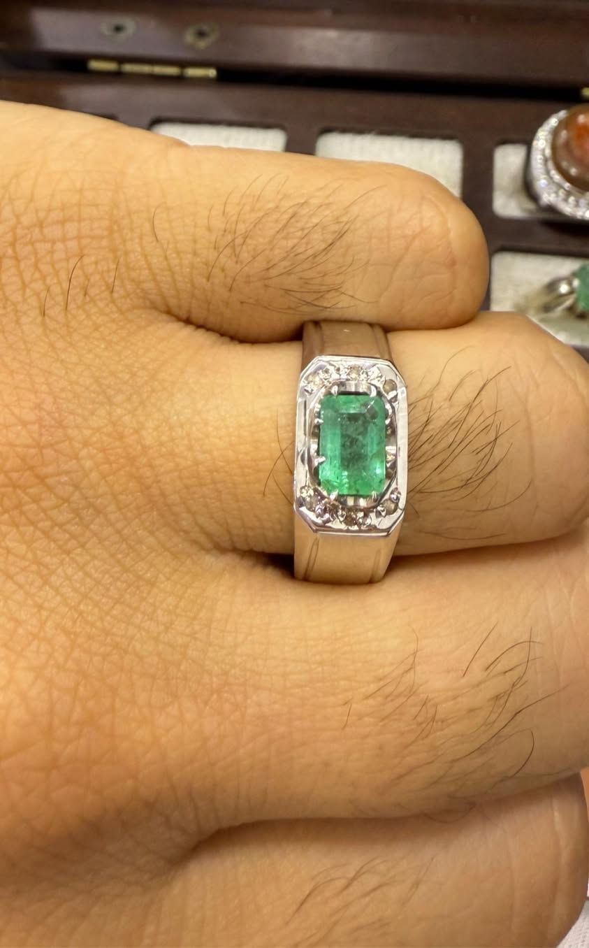 خاتم من الزمرد الكولمبي ريحاني. اجمل لون واجمل صياغة من الاستاذ عرفان vip مرصع 6 ماسات قطعة ملكية وزن 1.75 قيراط يعني ثنين اله 
***********   مع شهادة مختبر IGL
