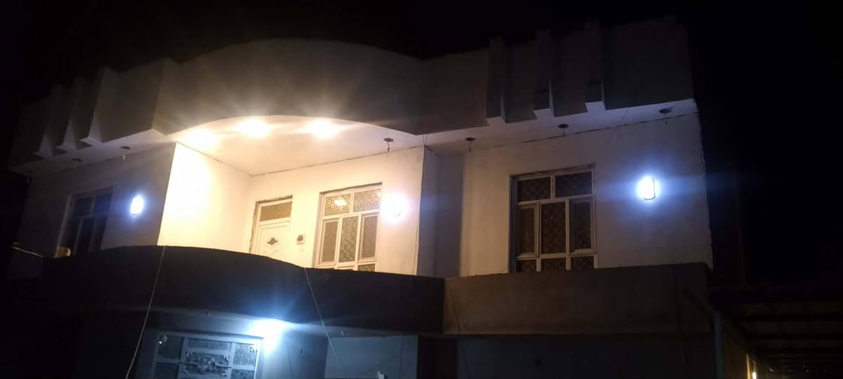 مكلف بالنشر ، بيت للبيع طابقين مع الاثاث مكون من غرفتين وصاله فوك وغرفتين وصاله وستقبال ومطبخ المساحة 390  . العنوان قريب شارع أربعين شارع اللواء نجيب للتواصل الاتصال على الرقم ***********
