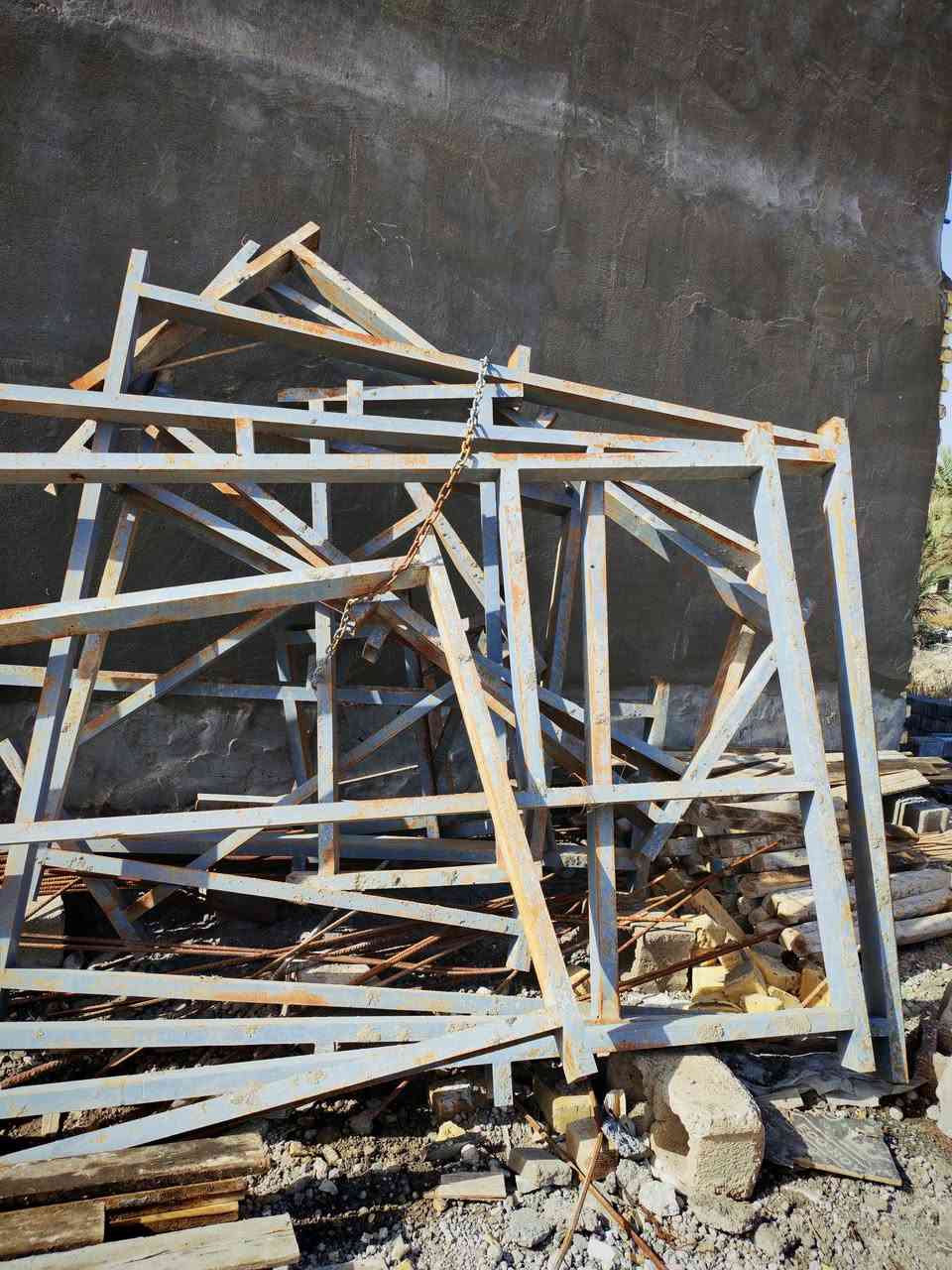 السلام عليكم فريم ابواب وشبابيك بيت 🏠 كامل للبيع نوع الحديد اوكراني لحيم درجة اولئ العنوان ابي الخصيب جيكور قرب ميناء رقم ***********
