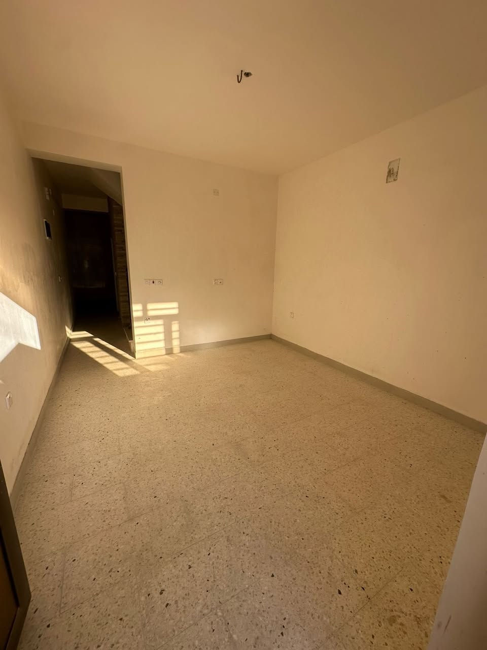 💎 للإيجار في السيدية 💎
📢 منشور رقم: ((611))
🏠 مكتب المتحدة للاستثمار العقاري
بيت ٥٠ متر للأيجار زيرو 
يتكون من:
• غرفتين نوم
• صالة
• مطبخ
• خدمات عدد ٢ 
💰 بدل الإيجار: ٩٠٠ الف 

📞للاستفسار:☎️ ***********
