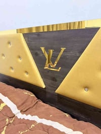 للبيع غرفة نوم لويس فيتون مرتبة ومستخدمة استخدام خفيف، نظيفة كلش وما ب...