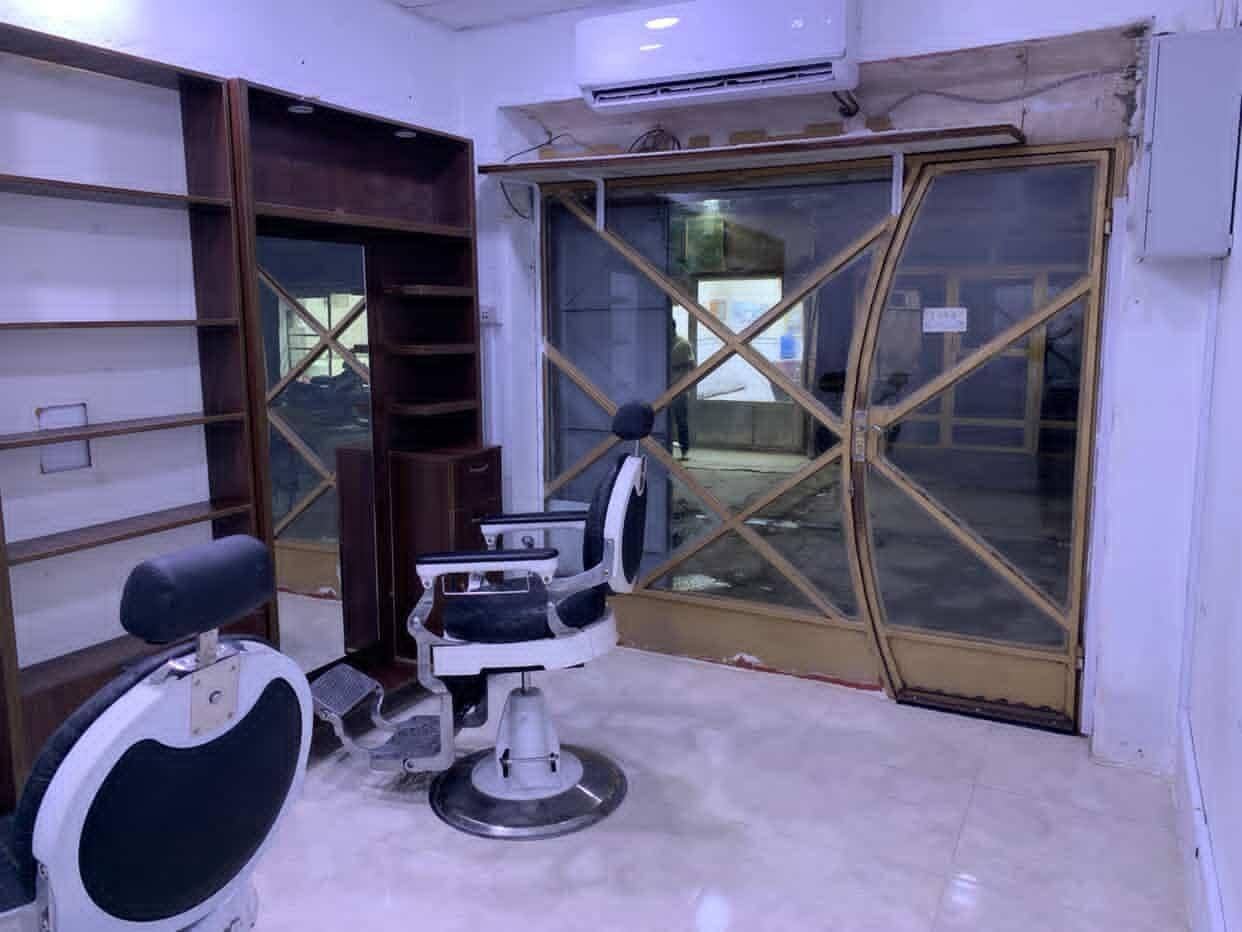 السلام عليكم محل رقم للبيع 
الموقع 📍 داخل سقيفة الحلاقين
يحتوي محل على كراسي حلاقة ملكية 
 اخشاب باترينات حلاقة
تبريد 2 طن و بنكة و انارة كاملة و تأسيس كابينة جديد
مدفوع سنتين مقدما لبلدية
مدفوع كل اجور كهرباء (مصفر) و مدفوع فلوس و معاملة ميتر الكتروني
 سقف ثانوي جديد ارضية مرمر جديدة 
لل استفسار *********** بغداد, العراق
