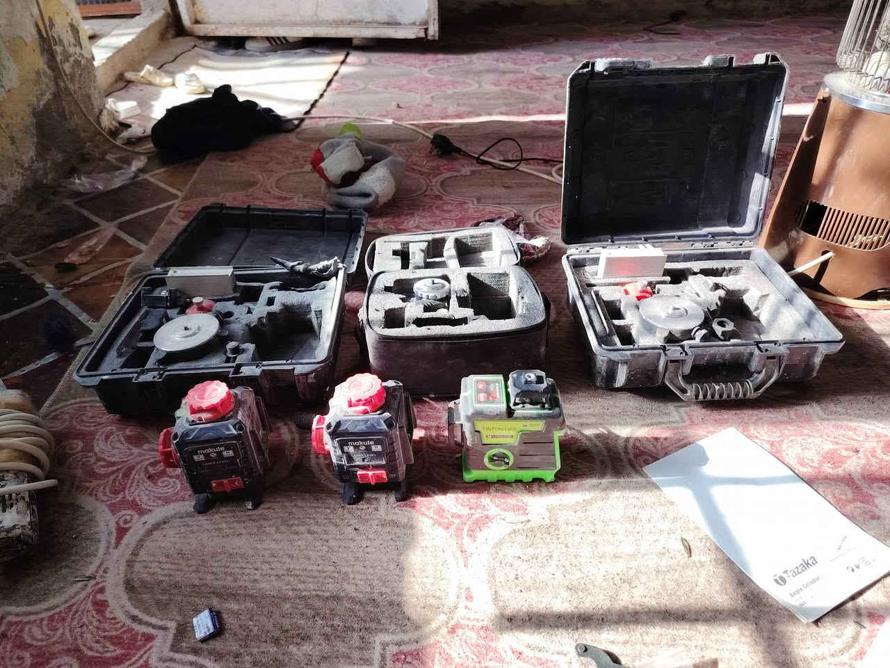 السلام عليكم شباب غراض مستعمله ليزرات ٣ على ٣٥ الواحد بدون بطاريات وقسم مابيهن شاحنات شرط الشغل  الماطورات الجبير شرط الشغ والثاني مايشتغل الجبير ٢٥ والزغير ب١٠  المراوح كلهن شرط الشغل الوحده ب٢٥ شرط الشغل
