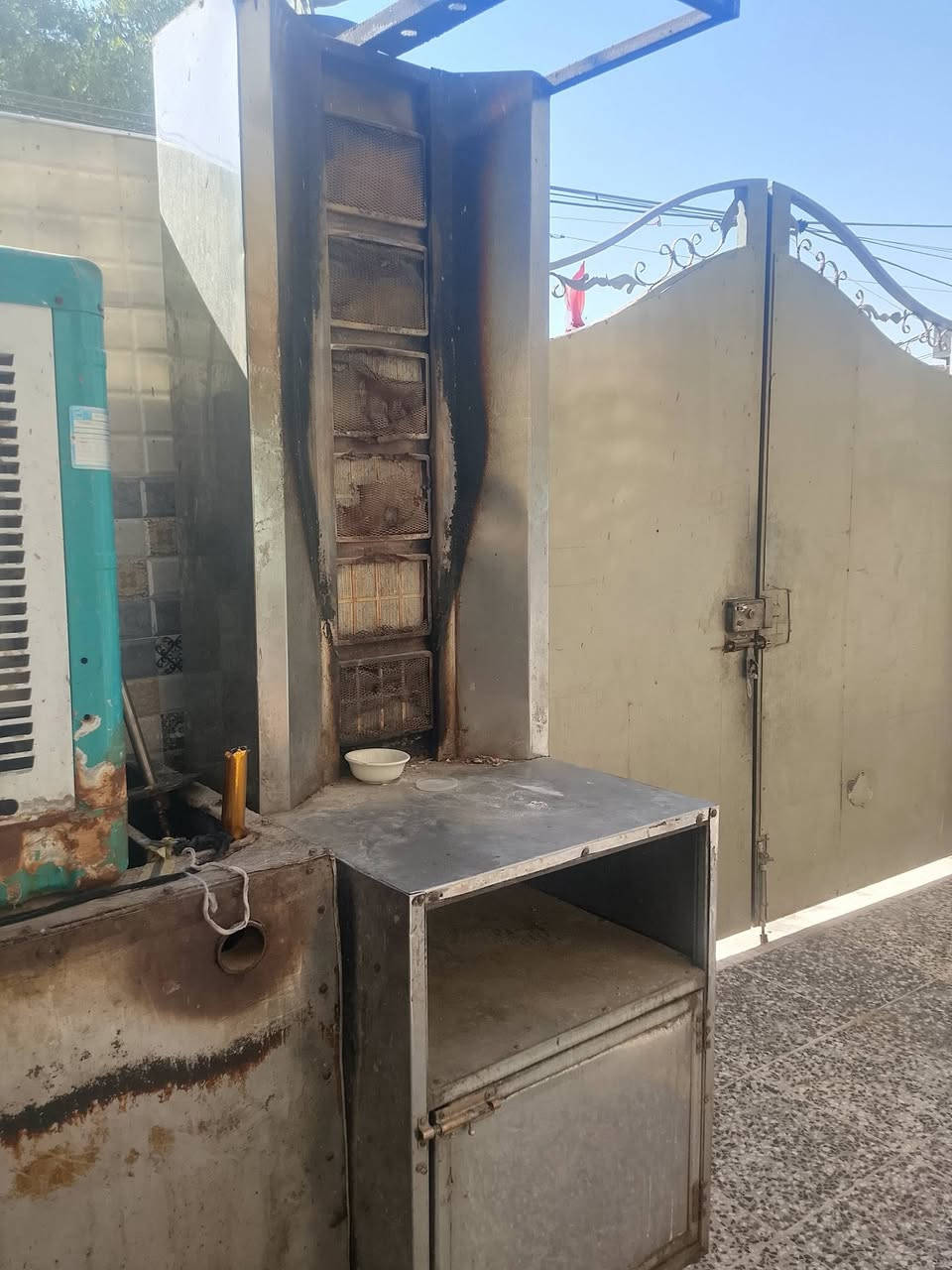 سلام عليكم شوايه كص كامله هيه وغراضهه
مع طباخ فلافل هم كامل اي نقص ما بيهن البيع والسعر مناسب
***********
***********
