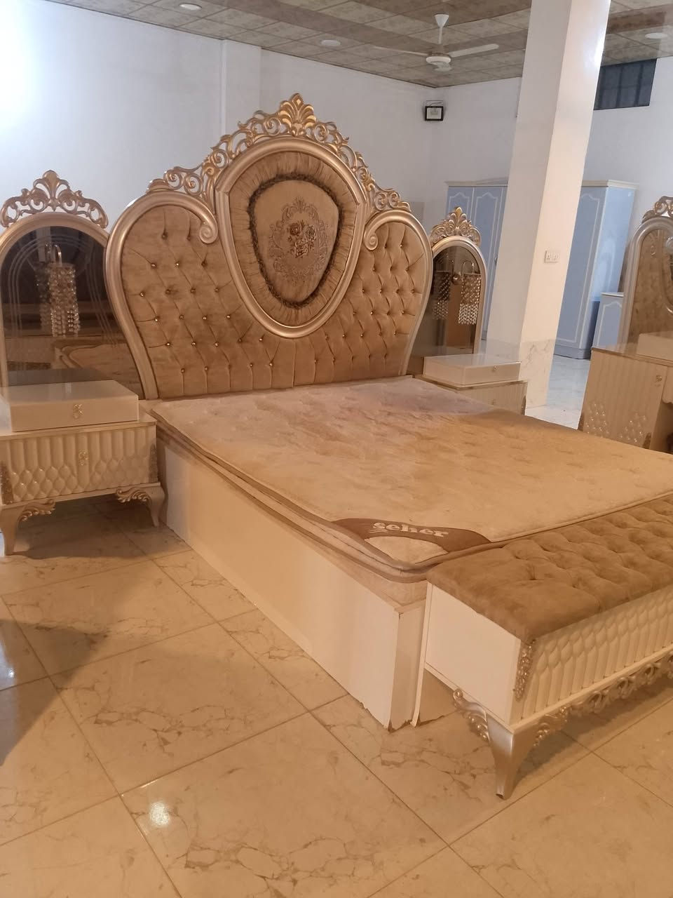 غرفه نوم تركي ملكي 9قطع نضيفه جدا الشراي يتصل على الرقم ***********
