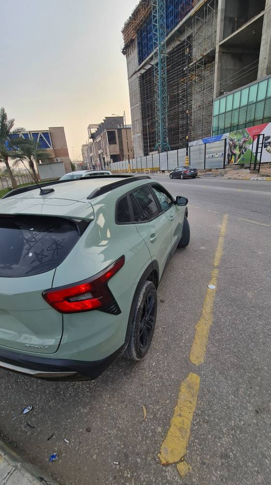 بسم الله الرحمن الرحيم 
الحلوة للبيع 
شوفرليت تراكس ٢٠٢٤ اكتيف 💚
محرك : 1200 Turbo 
3 سلندر

حادثها : تبديل دعامية أمامية نفس اللون بلادية مال Activ فقط وبارد بجاملغ الخلفي يعني سيارة بدون صبغ 

اللون : أخضر مميز 💚

 عداد المسافة : 9 الاف ميل 

المواصفات : Activ 1/1 فوول 

( كشن كهربائي ، كشنات تدفئة، سلاید فتحة ، شاحن وايرلس لاسلکي ، ابواب بصمە ، تشغیل عن بعد ، دخول ذکي، بصمە تشغیل ، کیج الکتروني کامل ، لایتات لید و زنون ، بك لایت لید  ،رادار امامي  ، کامیرا خلفيە، حساسات خلفي, کشنات هیتر جلد کهربائي ، تدفئة استيرين 
العنوان : كربلاء المقدسة 
السيارة حرة بدون رقم تترقم أي محافظة 
رقم التواصل : *********** بي واتس كربلاء, العراق
