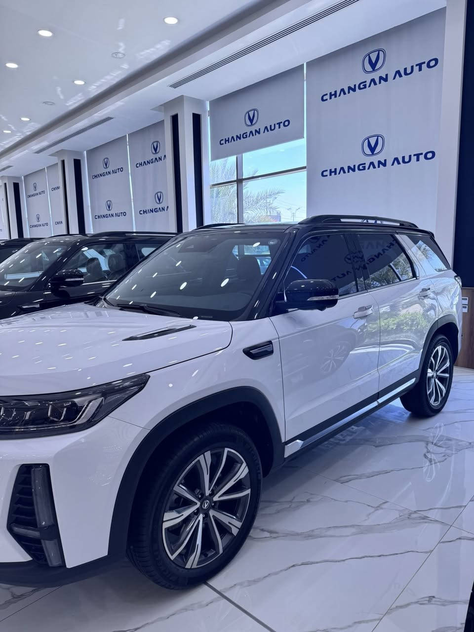 شانجان CS95
2026

تصميم حديث وجريء مع شبك أمامي كبير كروم

 • مصابيح LED أمامية وخلفية

 • جنوط20 إنج

 • فتحة سقف بانوراما 

 • باب خلفي كهربائي

⸻

⚙️ المحرك والأداء

 • محرك: 2.0 لتر تيربو (4 سلندر)

 • القوة: 233 حصان

 • العزم: 390 نيوتن متر  ￼

 • القير: أوتوماتيك 8 سرعات

 • الدفع: أمامي رباعي (4WD)

 • التسارع 0–100: حوالي 9  ثواني ￼

⸻

📏 الأبعاد والحجم

 • الطول: 4949 مم

 • العرض: 1930–1940 مم

 • الارتفاع: حوالي 1790–1805 مم

 • قاعدة العجلات: 2810 مم  ￼

 • عدد الركاب: 7 ركاب

⸻

🛋️ الداخلية والتقنيات

مقاعد جلد فخمة (تبريد)

 • شاشة وسطية 12 إنج

 • عداد رقمي 10.25 إنج

 • Apple CarPlay + Android Auto

 • شاحن لاسلكي

 • نظام صوتي (10 سم@إشارة
 • تحكم مناخي ثلاثي المناطق

⸻

🛡️ الأمان والسلامة

 • 6 وسائد هوائية

 • مثبت سرعة متكيف (ACC)

 • نظام الحفاظ على المسار (LKAS)

 • تحذير مغادرة المسار

 • فرملة طوارئ أوتوماتيكية

 • مراقبة النقطة العمياء

 • كاميرا 360 درجة  ￼

⸻

⛽ استهلاك الوقود

 • تقريباً: 10 – 13 كم/لتر

 • سعة الخزان: 74 لتر  ￼

⸻

🔥 مميزاتها

 • سيارة عائلية كبيرة ومريحة

 • سعرها مقابل المواصفات قوي

 • تجهيزات حديثة وتقنيات متطورة

تتوفر بنضام النقد والقسط 

للأستفسار اكثر زياره موقعنا الكائن

بغداد سريع الدوره. مجاور محطه وقود شواطى دجله 

***********

***********

عبدالرحمن
