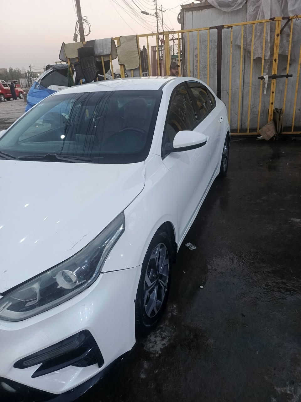 السلام عليكم كيه فورتي وارد أمريكي مديل 2020 
حادث بسيط جاملغ وشويه من البنيد بدون دواخل 
كير محور أي تي ماشيه  66ميل 
مكاني بغداد العبيدي شارع عشرين 
سعر 135 وبيعه مجال بسيط 
رقم الهاتف ***********
