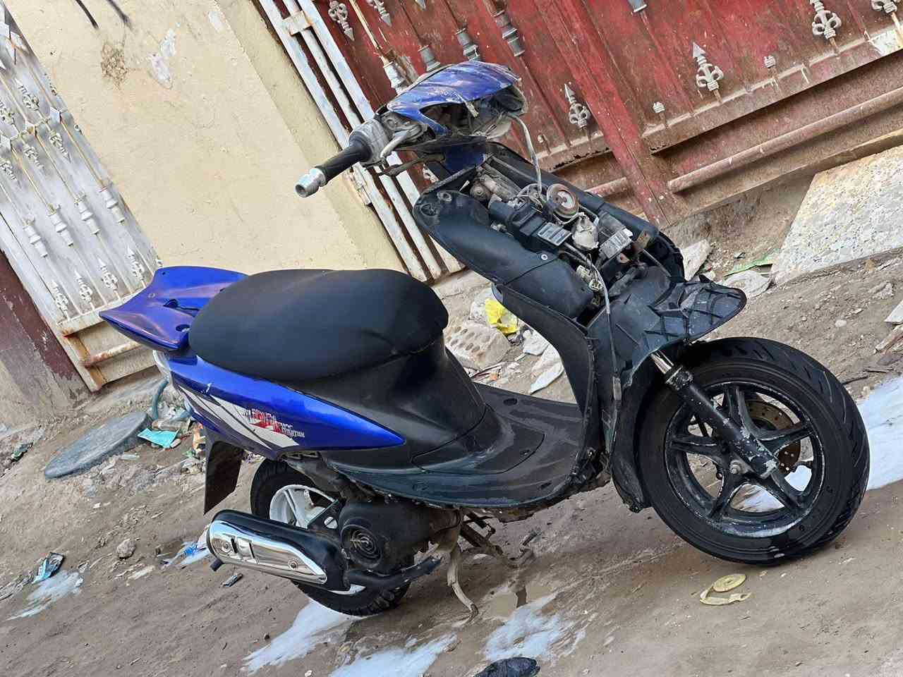 السلام عليكم ورحمة الله 
دراجه عصفوريه سبايزر للبيع كابريتر اصلي 
شغاله سلف وهندر كفرات اصليه حته الترايش اصليه 
كفرات كامله 
السعر 140الف
العنوان الشعب 
***********
