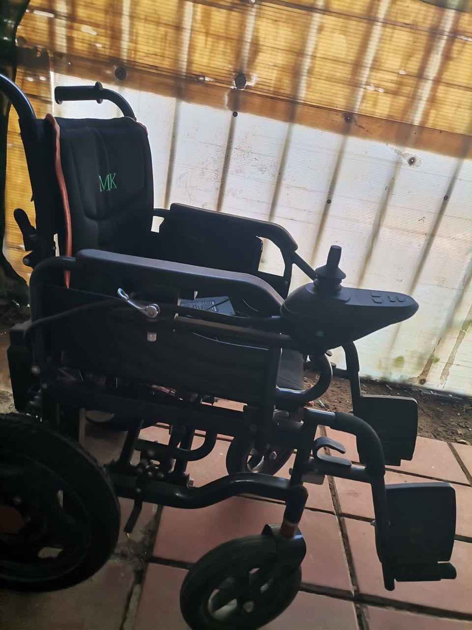 كرسي كهربائي جديد مستعمل قليل جدآ بس يرادله بطاريه هابطه للتواصل واتساب ***********
