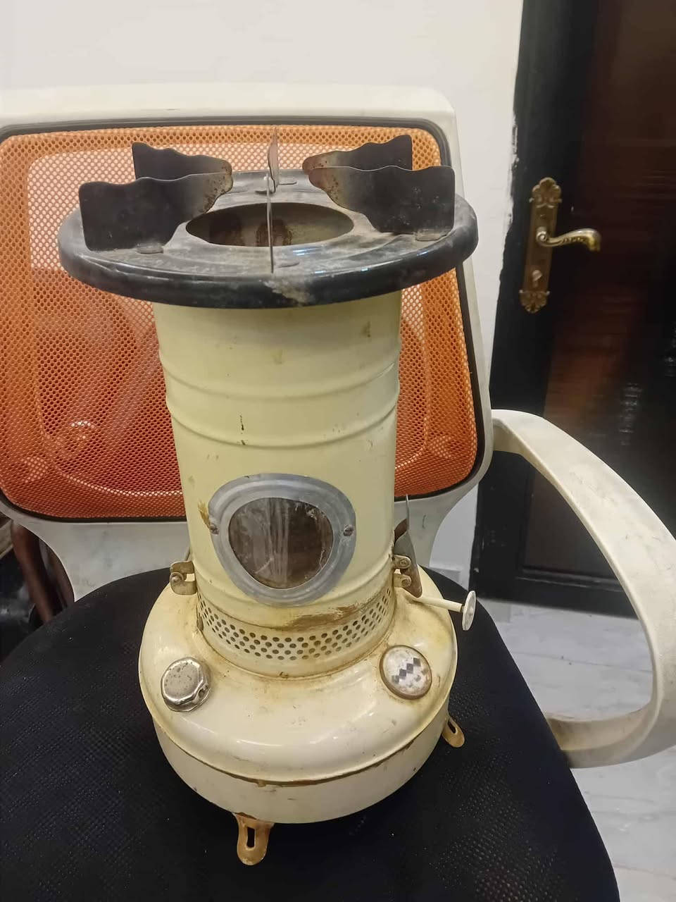 مدفأة كاز قديمة 🔥
صوبة كيروسين تراثية كانت منتشرة في بيوت العراق والأردن في الستينات والسبعينات من القرن الماضي
قطعة ديكورية أصيلة تعكس روح الزمن الجميل
عمرها يقارب 80 سنة
بحالة جيدة جداً
مصنوعة من معدن مطلي بطلاء حراري مقاوم للحرارة
تصميم كلاسيكي جميل يصلح للعرض والديكور التراثي
قطعة مميزة لهواة المقتنيات القديمة والديكور الريفي
بسعر مناسب جداً 👍
متوفر التوصيل 🚚


**إذا كنت صاحب هذا الإعلان وتريد حذفه لأي سبب، رجاءا أرسل رسالة إلى الدعم الفني**