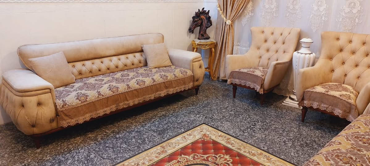 تخم تركي8 مقاعد يصير سرير طبي ارجل خشب الزان سعره 550 عوزة شوية تنظيف مع مفارش بغداد الشعب ***********

