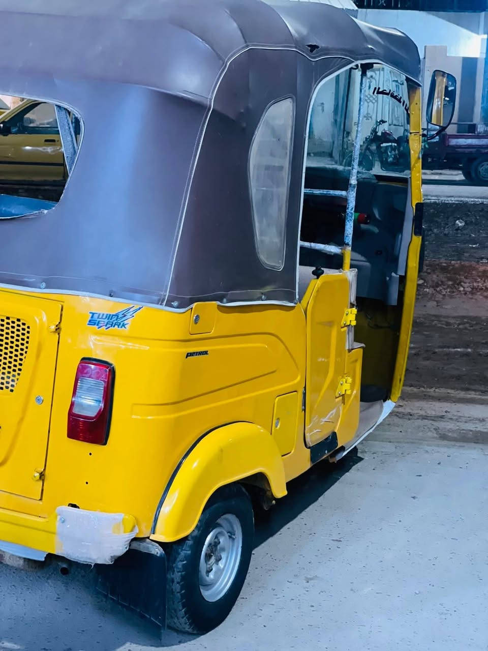 سلام عليكم تكتك البيع موديل 23شهر 1يوم 27 تكتك جاهزه كبل الشارع تخم تاير كهربائيات شغاله مرقمه تصل وتدلل ‭***********
