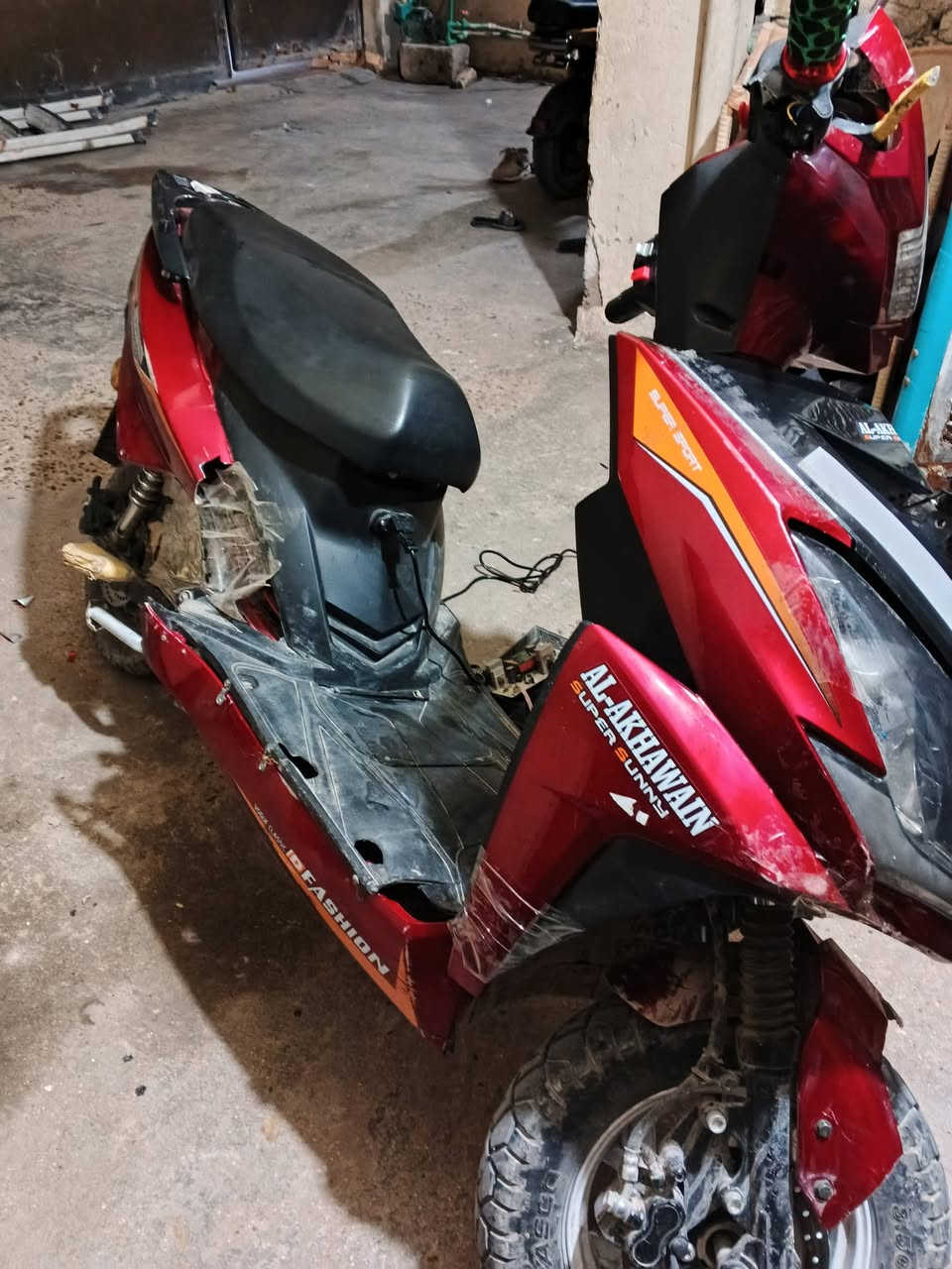 سلام عليكم درجه سكنس للبيع موديل 2024  درجه بطارياته فول عل فحص  يقرن 11  ونص والله كدمكم  درجه نضيفه بس من جهة يسار شويه كفر ودوسه مكسور والله ماخاسله مطينه شويه تخلخلات بصيطه والباقي كله نضيف  مكاني  فلوجه حي نزال  وسعر (400) بيه مجل بسيط  موجود عل خاص وهذ رقم(***********)بيك خير ودلل وبيه جوزه طفيه تغسل موطر من جوه لل فوك  بل ماي ما عليه اي شي كلشي شغال حساسات   اشاير لايت
