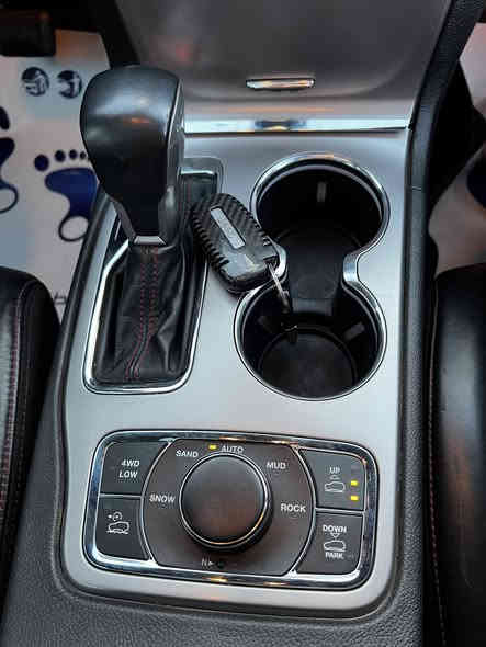 المحرك والأداء
تأتي فئة تريل هوك بمحرك مصمم لتوفير القوة اللازمة للمغامرات على الطرق الوعرة: 
المحرك: محرك V6 بنتاستار® سعة 3.2 لتر.
القوة الحصانية: يولد قوة تبلغ 271 حصانًا عند 6500 دورة في الدقيقة.
عزم الدوران: يبلغ عزم الدوران 239 رطل-قدم عند 4400 دورة في الدقيقة.
ناقل الحركة: مقترن بناقل حركة أوتوماتيكي بـ 9 سرعات.
استهلاك الوقود (المتوسط): يبلغ متوسط استهلاك الوقود حوالي 10.5 كيلومتر/لتر 
قدرات الطرق الوعرة
تم تصميم طراز تريل هوك خصيصًا للتفوق على الطرق الوعرة، ويشمل ذلك الميزات التالية: 
نظام الدفع الرباعي: يتوفر قياسياً بنظام Jeep Active Drive II الذي يتكيف تلقائيًا مع مختلف التضاريس (الطين، الثلج، الرمل، الصخور).
نظام Selec-Terrain®: يتيح للسائق الاختيار بين أنماط قيادة متعددة لتحسين الأداء في الظروف المختلفة.
التعليق: نظام تعليق فريد ومُطوّر خصيصًا لفئة تريل هوك يوفر ثباتًا إضافيًا وارتفاعًا عن الأرض.
قدرة السحب: تصل سعة السحب إلى 2000 رطل (حوالي 907 كيلوغرام).
الزوايا: تتميز السيارة بزوايا اقتراب ومغادرة محسّنة مقارنة بالفئات الأخرى، مع ارتفاع يصل إلى 28 سم عند تفعيل وضعية "الصخور" للمساعدة في اجتياز العوائق. 
التصميم الخارجي والداخلي
التصميم: يتميز بتصميم خارجي محدّث لعام 2019، مع مقدمة وشبكة تهوية معاد تصميمها.
العرض الإجمالي: 74.9 بوصة (حوالي 190 سم).
المقاعد: تتوفر مقاعد جلدية معززة، وغالباً ما تتضمن ميزات مثل التدفئة والتعديل الكهربائي في مواصفات الخليج.
التكنولوجيا: أنظمة سلامة وأمان متقدمة، وشاشة معلومات ترفيهية، وكاميرا خلفية، وحساسات خلفية وأمامية. 
رقم بغداد فول مواصفات وفول نضافة  الاتصال على رقم ***********
السعر 32000
الف دولار
