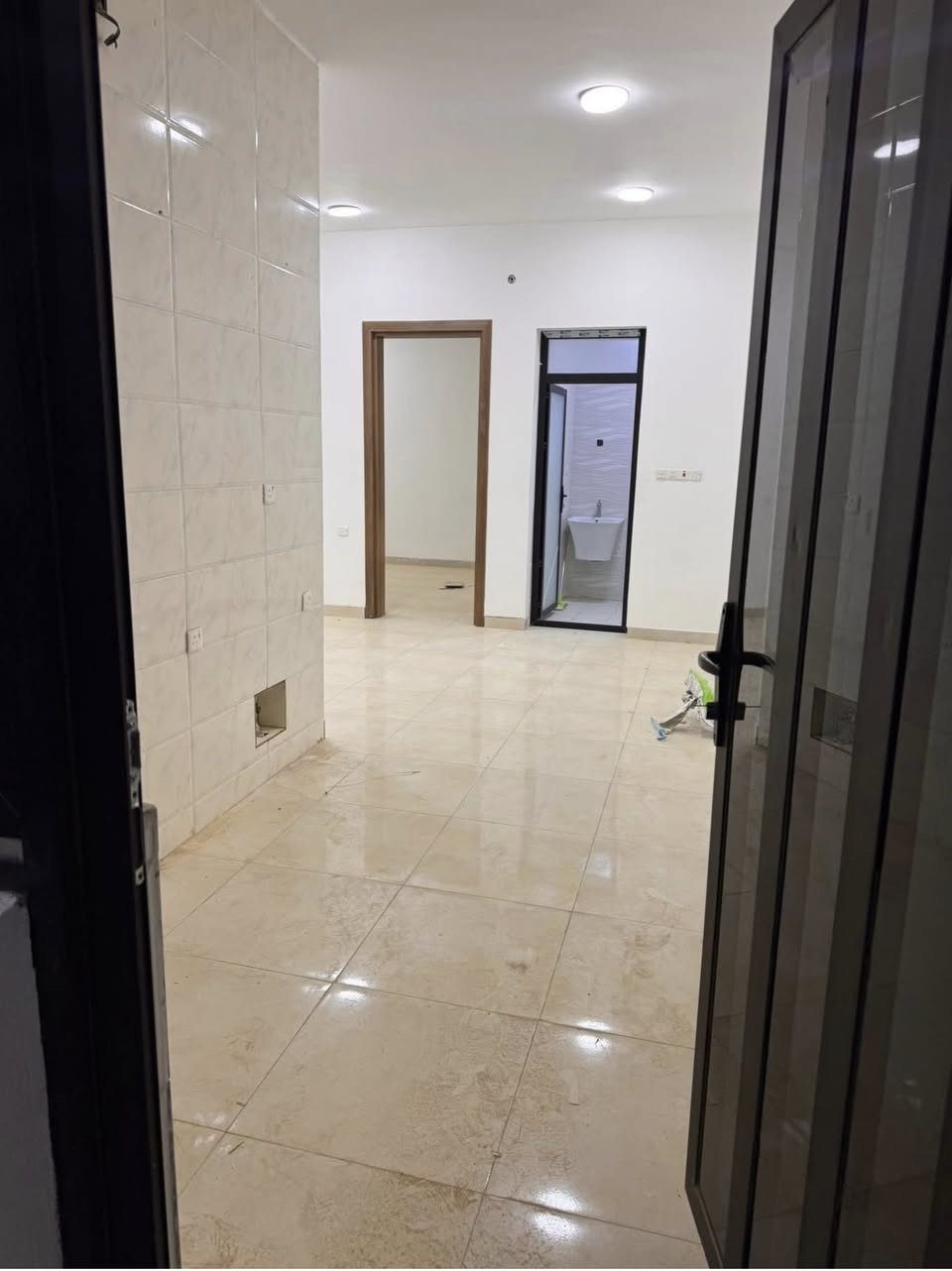 شقة للايجار داخل مجمع الضباط السكني تتكون الشقة من غرفتين نوم وصالة ومطبخ
الشقة بناء حديث 
الشقة طابق اول فوك الارضي اجارهة 400 قفل 
#رقم الهاتف # *********** 
موقع المجمع شارع المطار بغداد 
خلف جامعة المشرق ومستشفى حي الفرات
