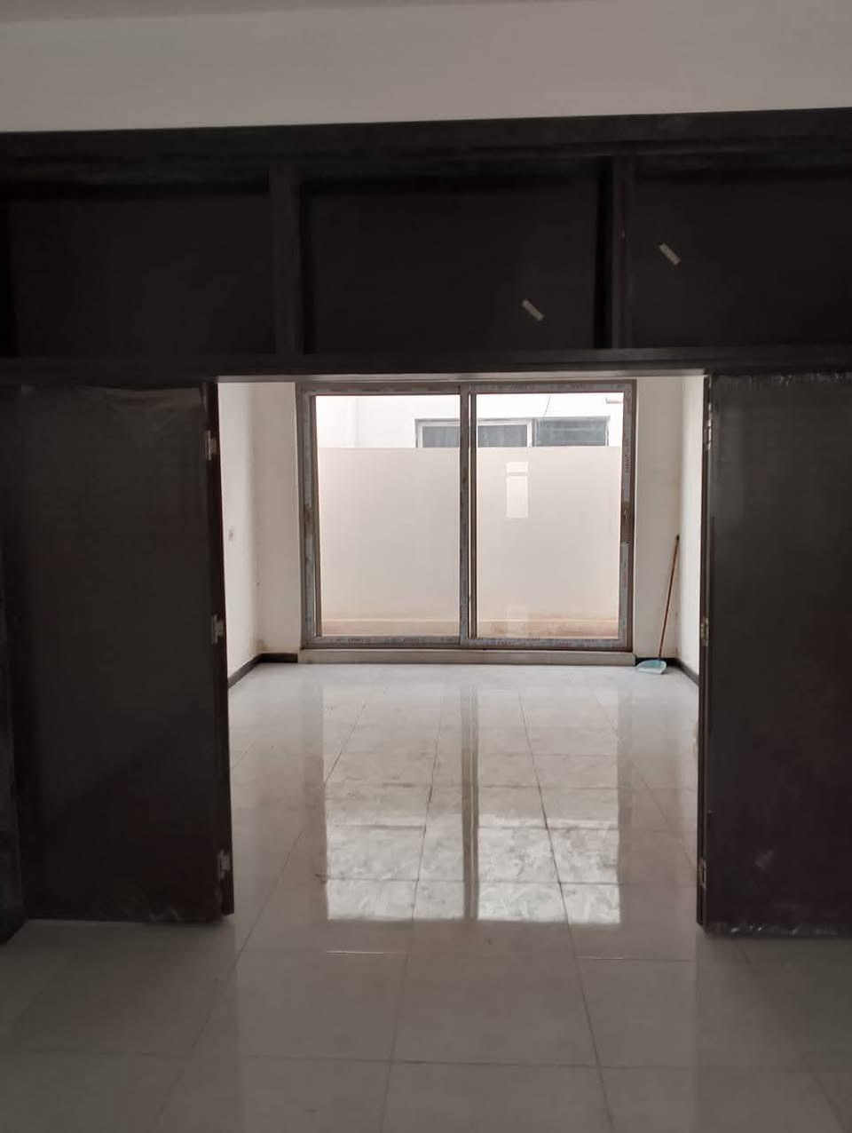 دار للبيع مجمع المختار السكني  الكوفه شارع المعمل المساحه 320 متر شريطي
يتكون من غرف نوم عدد 3 صاله استقبال مطبخ مجموعة صحيات كراج حديقه أماميه وحديقه خلفيه 

مكتب ابو رضا للعقار عنوان المكتب حي القادسية مقابل مجمع عماد سكر قرب فلكة المطار 
 
مراسلة واتساب     ***********
