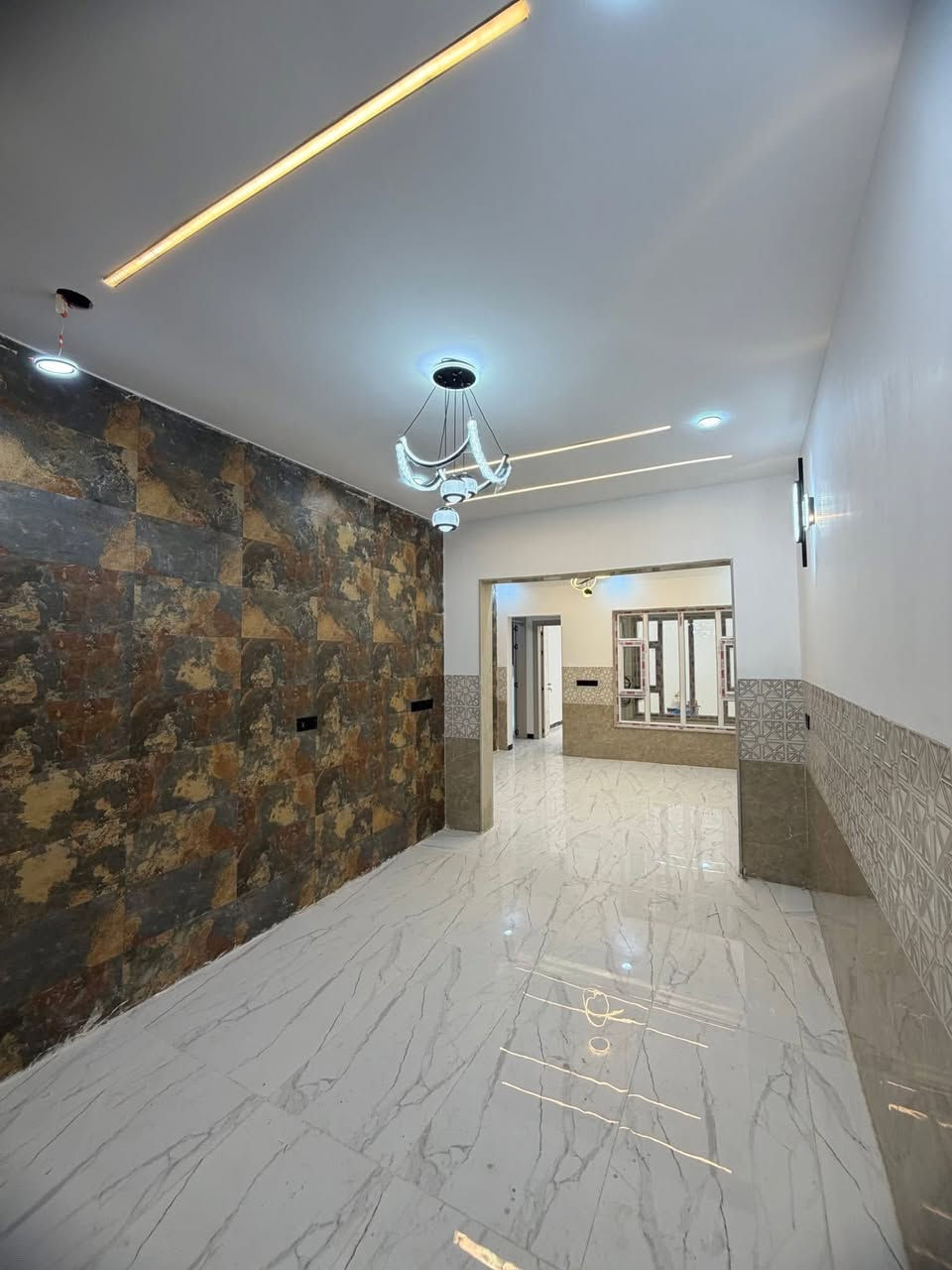 دار للبيع 
الموقع : حي البلديات ( قرب سايدين طب الاسنان )
المساحة : 104 متر
الواجهه : 7 متر
الاتجاه : شروق ابتدائي
شارع تبليط 12 متر
الطابق الاول : غرفة نوم وهول واستقبال ومطبخ وصحيات
الطابق الثاني : غرفتين نوم وهول وصحيات
نستقبل عروضاتكم في اغلب مناطق الجانب الايسر
للاستفسار مراجعة مكتب المدينه سايدين الصديق 
***********
***********

لمعرفة السعر الانضمام إلى قناتنا في التليكرام عبر الرابط ادناه 

https://t.me/al_madena
