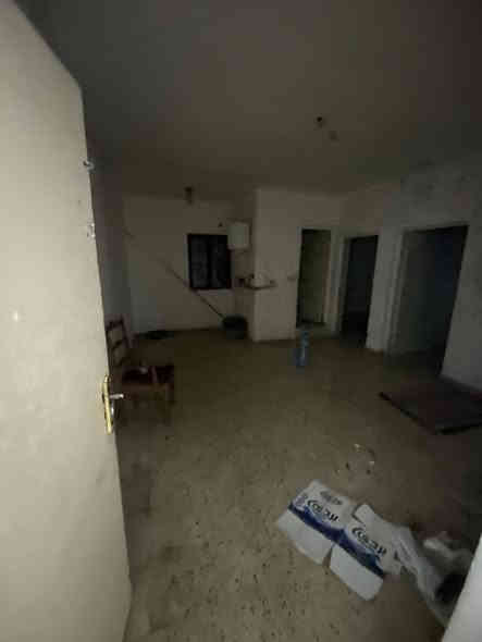 الايجار شقة طابق ثاني تحتوي ع 2 غرف نوم ومطبخ  وحمام شارع الخيزران نفسه موقع جدا مميز سعر 600 الف ترهم طلاب طالبات عائله صغيره بيه سبالت عدد 2 شقة نظيف  ***********
