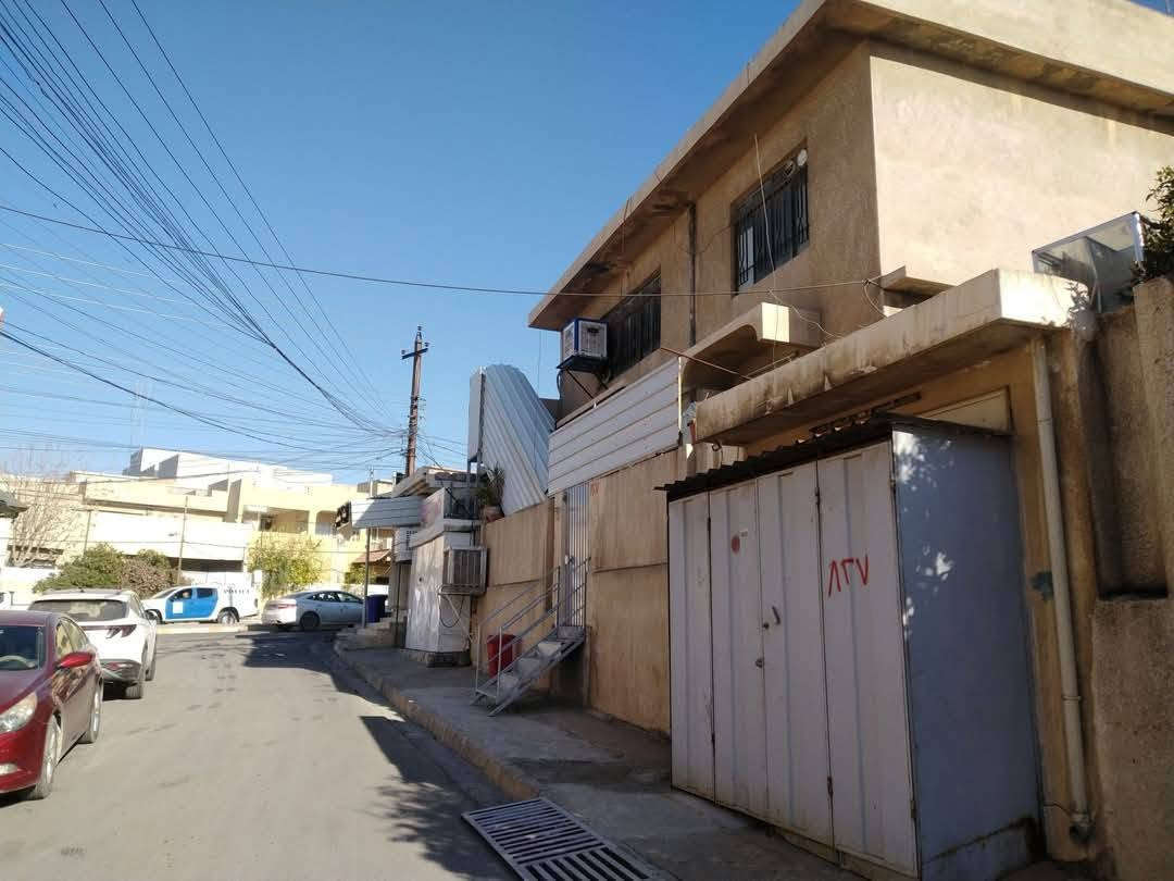 دار للبيع تجاري
السعر 430

 في حي الحدباء مقابل جامع الغفران  سايدين المركز

- مساحة 240م ركن واجه 12

العمق 22

طابق الاول 

- 2 غرفه نوم + هول  + مطبخ + صحيات + كراج كبير

-طابق الثاني (معزول عن الاول) درج خارجي و باب معزول

2غرف نوم +مطبخ+صالة معيشة صحيات وصطح ناصي 

- يحتوى الدار على 5 محلات أربعة منها مؤجرة 

- يمكن بناء شقة فوق المحلات و الكراج و الصطح مساحة 75 متر و باب معزول وذالك يصبح محل اخر هو الكراج

- سند العقار جديد طابو الزهور ملك صرف

- سند العقار جديد طابو الزهور ملك صرف بسم شخص واحد 

للستفسار الاتصال على الرقم

غير متواجد على مواقع التواصل الاجتماعي 

***********

***********
