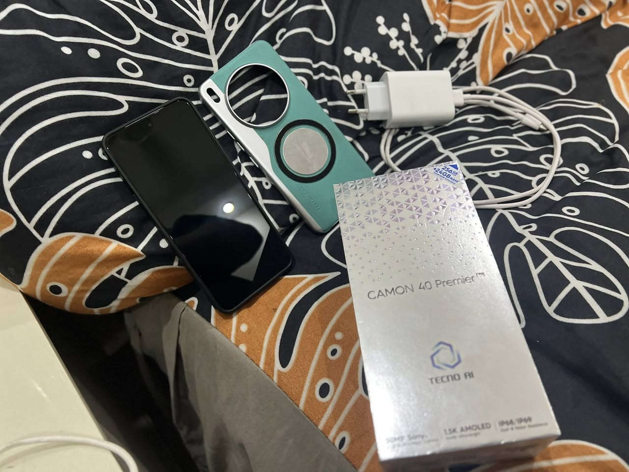 تكنو كمون 40 بريمير 5g للبيع كامل ملحقات مع كفرات عدد 2 للبيع بسعر 365 الف قفل بدون اي عملة نسبة البطارية 98‎%‎
iOS 15  
 • المعالج: MediaTek Dimensity 8350 Ultimate AI (بنظام 4 نانومتر)  
 • دعم شبكات: 2G / 3G / 4G / 5G  

📺 الشاشة
 • الحجم: 6.67 إنش LTPO AMOLED  
 • الدقة: 1260 × 2800 بكسل (+1.5K)  
 • معدل تحديث: 144 Hz  
 • الحماية: Corning Gorilla Glass 7i  
 • سطوع أقصى: 1600 نيت  

📸 الكاميرات

الخلفية (Triple):
 • الرئيسية: 50 MP Sony LYT-701 مع تثبيت بصري OIS  
 • تليفوتو Periscope: 50 MP للتقريب البصري  
 • واسعة الزاوية: 50 MP  

الأمامية:
 • 50 MP  

📦 الذاكرة والتخزين
 • الذاكرة العشوائية (RAM): 12 GB  
 • الذاكرة الداخلية (Storage): 256 GB  
 • لا يدعم بطاقة ذاكرة خارجية microSD  

🔋 البطارية والشحن
 • البطارية: 5100 mAh  
 • شحن سريع: 70 W  

📶 إضافات ومزايا
 • مقاومة للماء والغبار IP68 + IP69  
 • بصمة داخل الشاشة Optical  
 • سماعات Stereo + Dolby Atmos  
 • شبكات Wi-Fi Dual-Band، بلوتوث 5.4، NFC، USB-C مع OTG  
 • أبعاد الهاتف: 161 x 75 x 7.7 مم ووزن حوالي 193 جرام  

📊 ملخص:
هاتف كامون 40 بريمير من تكنو يأتي بفئة عالية الأداء خاصة في التصوير والشاشة السريعة، مع معالج قوي وشحن سريع ومقاومة للماء، مما يجعله منافس قوي في فئته السعرية.


**إذا كنت صاحب هذا الإعلان وتريد حذفه لأي سبب، رجاءا أرسل رسالة إلى الدعم الفني**