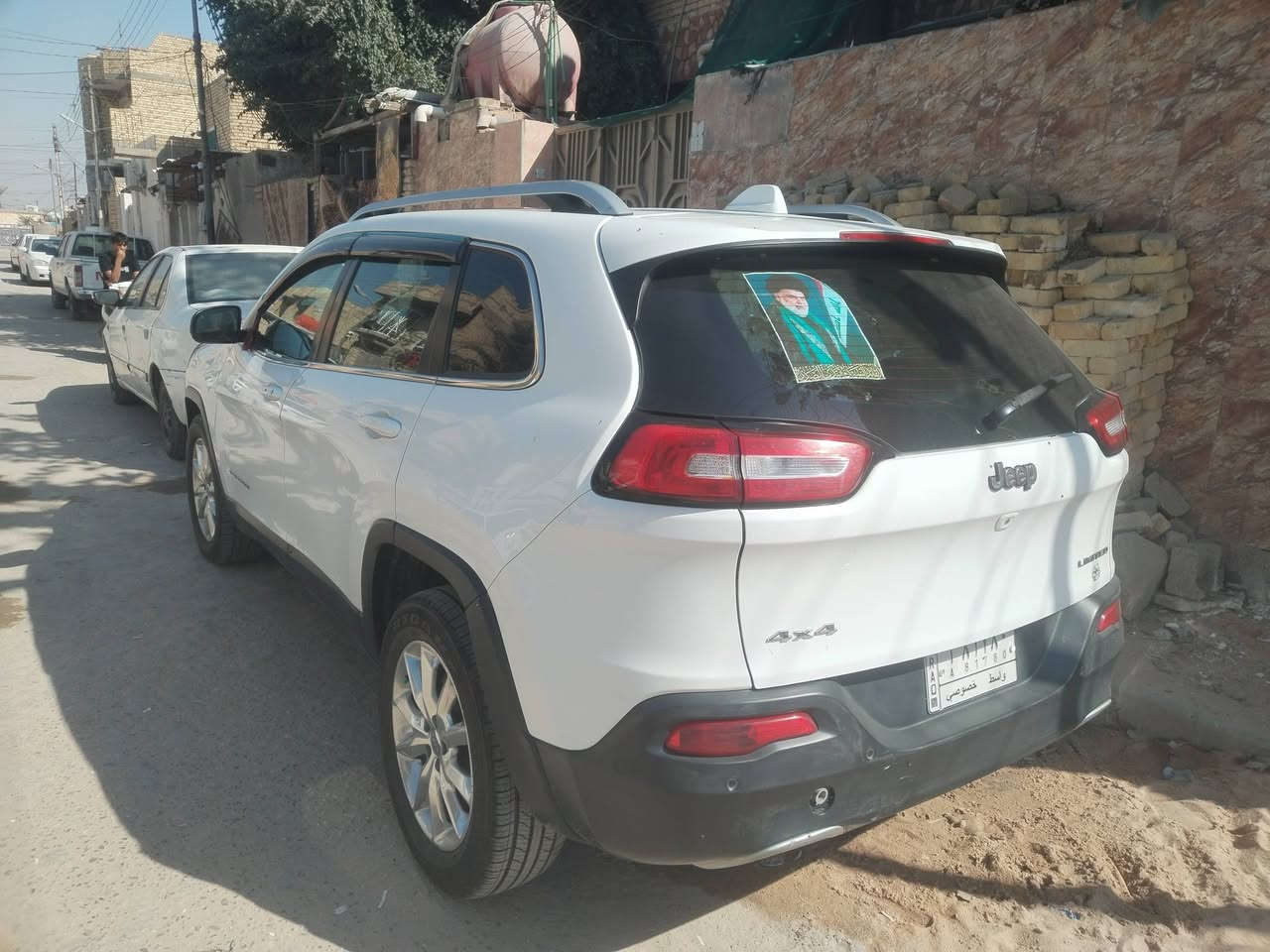 سلام عليكم جيب بزون موديل ٢٠١٦ فول مواصفات مكينه 6 سلندر ٣٢٠٠ لمكينه صايرلي شهر من شاده بعده بل جيس  سياره حداديه وتخم تاير جدد بيه اوبع قطع صبغ تخريب لا ضربه ولا شي السعر ١١٥ وبيه مجال للطيبين ***********
