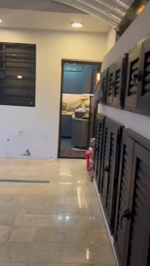 دار حديث للبيع بشارع المركز المساحة 200 مترالوجه 10 نزال 20  بناء فول ديلوكس درجة اولى 4 غرف  نوم نظام سويتات خدمات فوك جوه استقبال حديقه كراج نظام شلالات  اساس رڤت بناء طابوك احمر ارضية مرمر إسباني نظام ساحبات دفن نظام بوردات دفن. دي ڤي آر دفن البيت درجة اولى معنى الكلمة *********** الشراي يتصل
