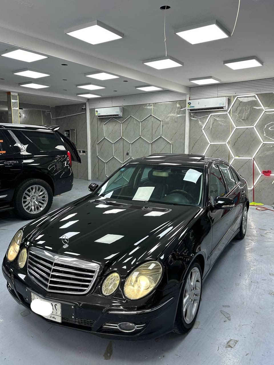 السلام عليكم
‏Mercedes - Benz E 200
(موديل 2008)
اڤنكارد 
وارد يابان مكفولة كفاله عامة عدا البنيد مصبوغ بسبب جراد وعدي صور قبل صبغ 
مكينة 4 سلندر سنكل تيربو 
تو ويل 
المواصفات : 
داخل جلد ومخمل اسود 
حساسات امامي خلفي 
لايت زنون 
سلايد روف 
شاشة بلادية كبيرة
سستم صوت كلش حلو وواضح بيها 
كراسي امامي تحكم كهرباء 
تدفئة كشنات 
جنطة بصمة
قطعتين تبريد 
تبريد الامامي منفصل 
فول تحكم ستيرن 
شاشة اعطال 
وبعد بيها هواية مواصفات معروفه
ماشية 230 الف كيلو 
سياره بلادية ومابيها اي نقص 
تخم تاير وباتري جديد ومنظومة تبريد كلها جديدة 
رقم بغداد مشروع وطني 
سعر 120 وبيها مجال 
*********** ابو فهد
