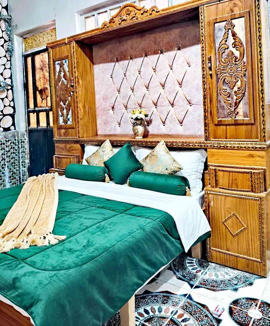 غرفة اخشاب صاج ام السته طابقين ام المسرح موديل حديث استخدام قليل غرفه فول زاويه كنتوريه ملحق دوشمه وترتيب للبيع الديوانيه اتصال ***********
