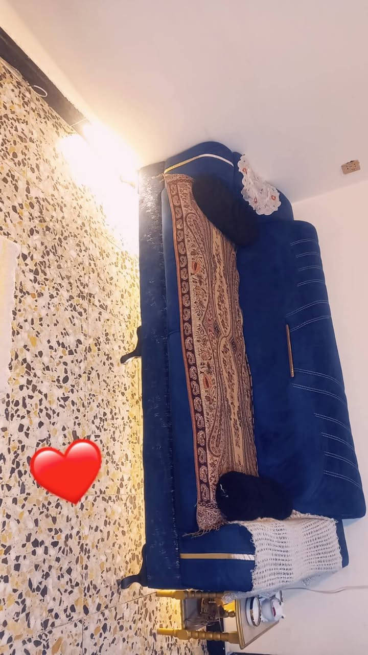 تخم لون نيلي كلش حلو وراقي ١٠ مقاعد مكانه 
الدوره سعره ٢٨٠ وبي مجال مابي لا كسر ولا ضرر
نضيف خالي من العيوب اي استفسار ع الرقم مكلفه بالنشر *********** الرقم بي واتساب بغداد, العراق
