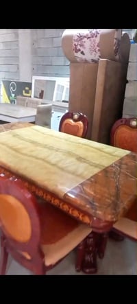 ميز طعام ملكي نظيف جدا والطاولة مرمر ويحتوي على  6 كراسي السعر بالاتفا...