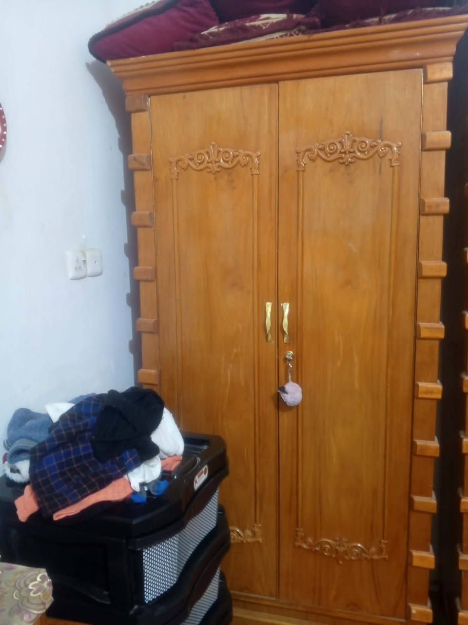 السعر 850 وبيه مجال
العنوان.. 5كيلو قرب جامع حذيفه  *********** مكلف بالنشر غرفه نظيفه ما ابيها اي نقص بس مرايه
