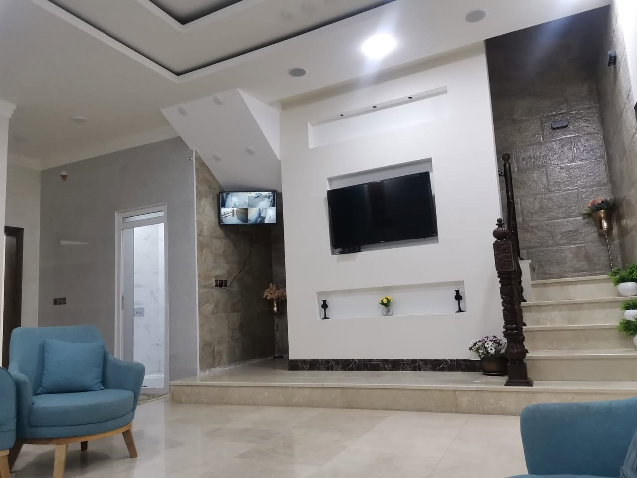 دار سكن للبيع 

العنوان / الموحيه خلف تجهزات اكرم 

المساحه / 200 م شارع ١٥ متر 

تفاصيل البناء/ طابقين مسلح حديث 

ط١/ صاله استقبال غرفتين مطبخ صحيات 

ط٢/ صاله ٤ غرف نوم  صحيات 

ارضيه مرمر +بورسلين +ديكورات مغربيه 

للمزيد من المعلومات يمكنكم التواصل معنا على الرقم التالي 

***********

***********
