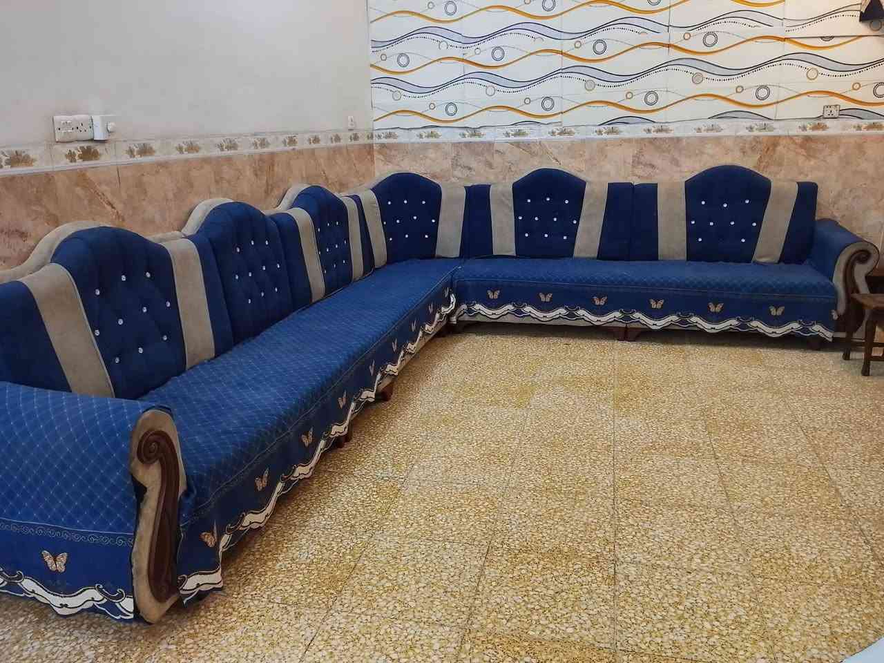 تركي درجه اولى
عشر مقاعد 
رايده ب ٦٠٠ وبي مجال قليل 
وعندي ديوان نضيف 
جاي حرف L  
رايده ب ٤٥٠ وبي مجال 
مكانهن بغداد حي العدل 
***********
***********
