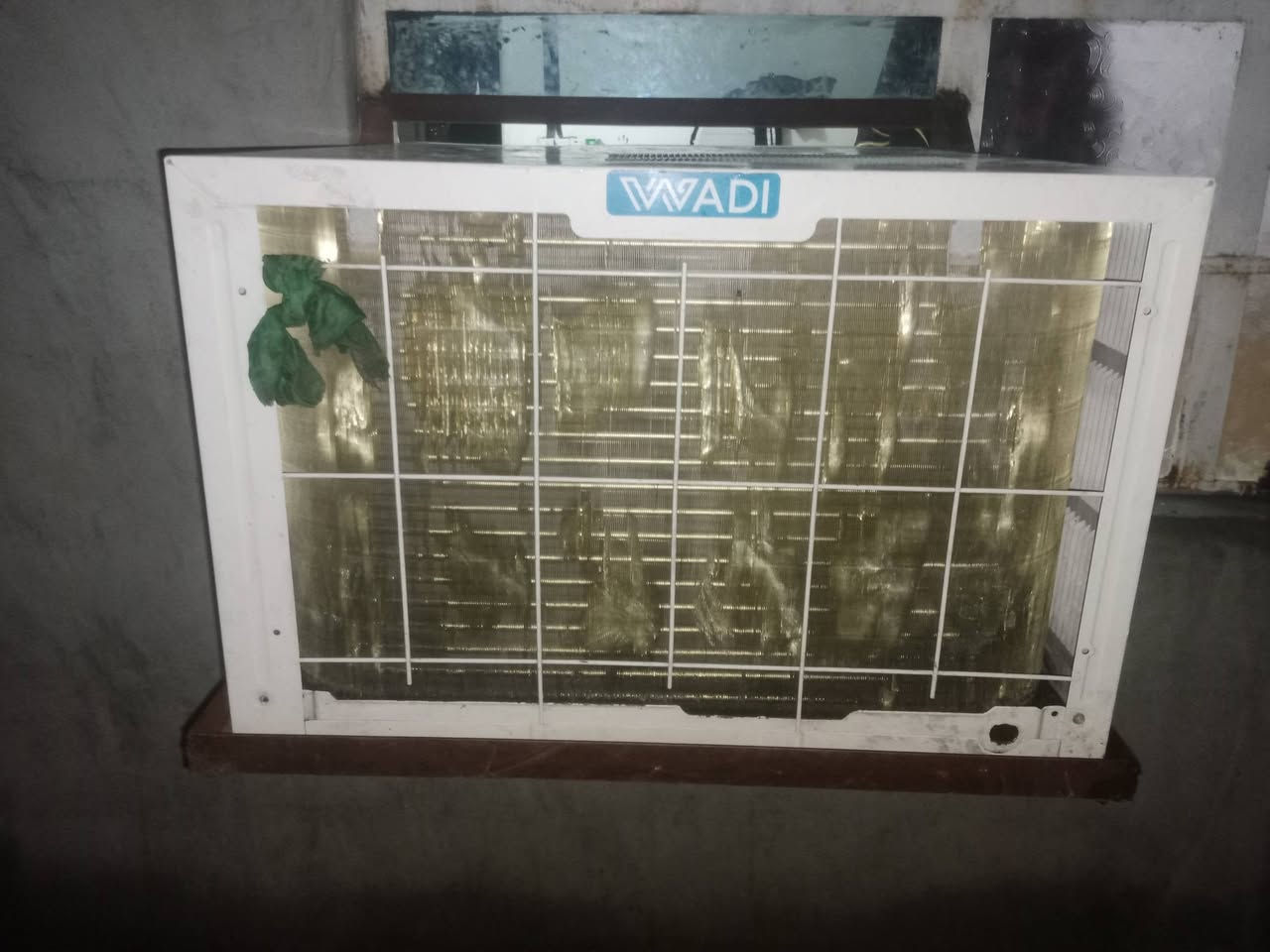 السلام عليكم مكيف 2 طن للبيع شغال بس الهواء مالته شويه حار ما اعرف الخلل بيمن احتمال بل كهرباء  ***********
