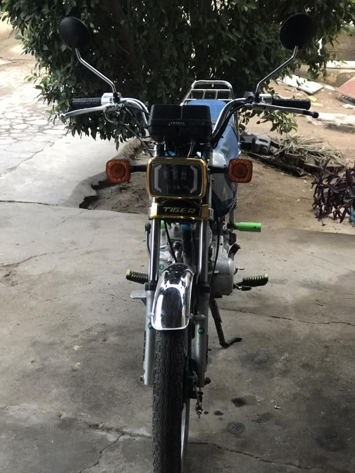 السلام عليكم دراجة للبيع نامة موديل ١٧ محرك ١٢٥ اربعه كير تعمير جديد تخم كهربائيات جديدة كلها شغاله دراجة نظيفه ماعيزها برغي للبيع او مراوس بسرفيس نظيف سعر ٥٥٠ الف بيها مجال شي بسيط مكان بلد ***********
