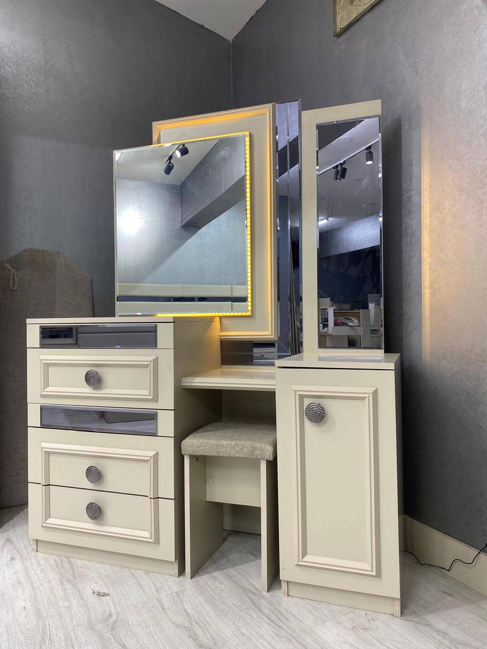 تم توفير غرفة النوم تركي بسعر مناسب جدا بكميه محدوده 🔥😍

بيجي مودرن 10 قطع 👆
سرير خزان
برغي وجوي حديد 
اضاءة مخفية بميز التواليت
قياسات الكنتور 258*230*55
كنتور إضافي 86*230*55
ميز تواليت 130*170*42
كوميدي 57
ارتفاع الراس العالي 140 )
   
التثبيت الحجز وتساب 
***********
