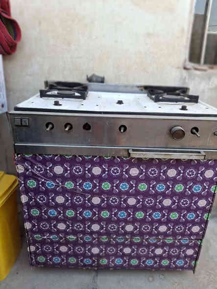 طباخ للبيع بسعر ١٠٠ وبيها مجال همين ، العيون قوية وزينة بس الفرن شوية تعبان ، الي يريد يشتري خل يتصل على الرقم
***********
