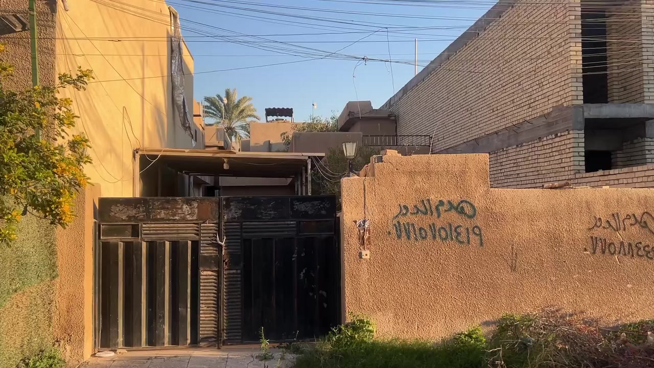 السلام عليكم 
بيت قطع للبيع سعر گاع 
المساحه 240  م واجهه 8 م نزال 30 م 
 حي الجهاد الخارجيه المربع الاول قرب جامع شنشل 
للأتسفسار مكتب النسيم 
***********
***********
