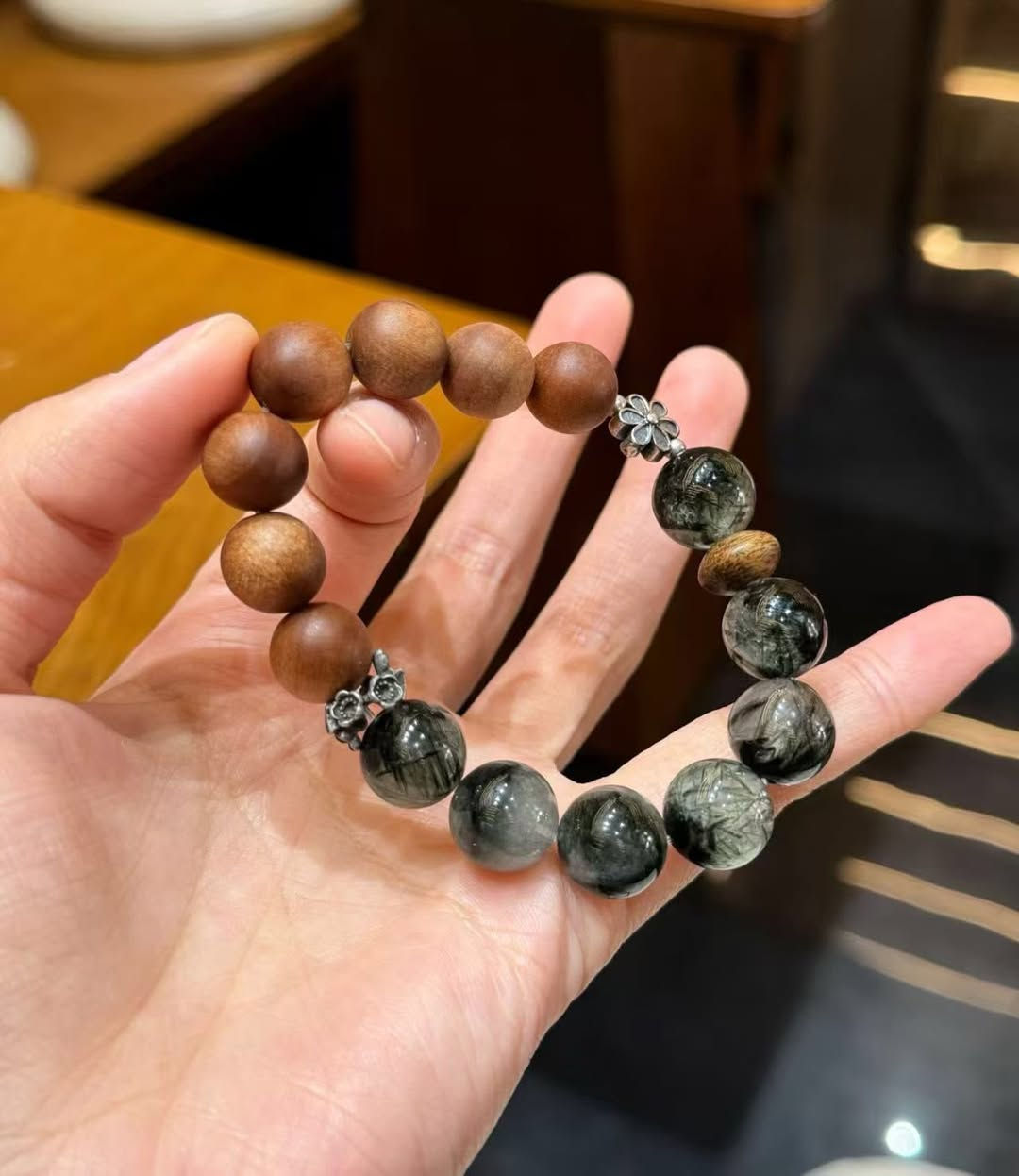 Xi Mu

Where Beauty Meets Power! This highly sought-after combination of Green Rutilated Quartz and Sandalwood is truly a divine pairing—one that practically paves the way for your financial future.

✨ Why do we recommend it?
🌿 Green Rutilated Quartz (Attracts Legitimate Wealth): Containing natural, hair-like inclusions, it is hailed as the "Navigator of the Crystal World." It is particularly suited for those who frequently draft proposals, engage with clients, or aspire to expand their business horizons; it fosters mental clarity and attracts high-quality collaborative opportunities.

🪵 Natural Sandalwood (Calms the Mind): Possessing an inherently cool, sophisticated woody fragrance, it effectively neutralizes feelings of busyness and anxiety. As you work, the faint scent of sandalwood soothes the spirit, naturally leading to more steady and confident decision-making.

🤝 A Double-Buff Synergy:
With your left hand, you beckon the path to wealth; with your right, you anchor your inner calm. Refuse to be a fragile figure in the workplace; instead, become the poised and effortless master of your own domain.

🌈 配戴體驗：
顆顆精選，綠髮晶清透帶感，檀木古樸醇厚，戴在手上顯白又大氣。

If you would like this subtle beauty to become your daily companion, write to me 
📩WhatsApp：8613308361107

Don't wait, because a bracelet like this will probably never appear again


**إذا كنت صاحب هذا الإعلان وتريد حذفه لأي سبب، رجاءا أرسل رسالة إلى الدعم الفني**