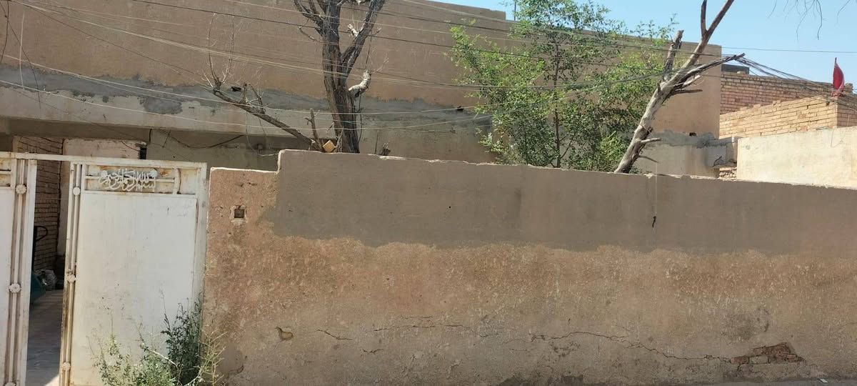 بيت في الحي العسكري مساحه 300م الواجه 15والنزال 20 في الشارع المقابل جامع الامام المهدي  ونفس الشارع الي يطلع على التارتان مال الزيتون للاستفسار التواصل على الرقم ***********
