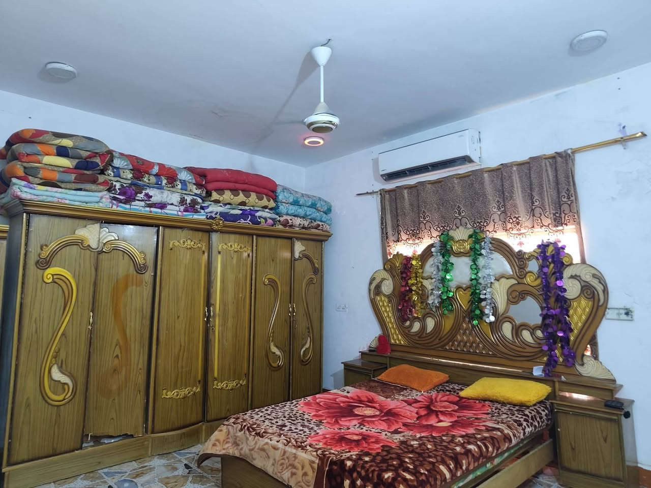 للبيع بيت المساحه 350متر كوت حي الحكيم شارع زرزور السعر 50 وبي مجال....عرض الشارع 12 متر عوزة فقط سكف المطبخ بياض 
البيت يتكون من غرفتين نوم  5×4.....وهول 10×5
ومطبخ 5×4....وستقبال6×5 وحديقه وكراج 
الشراي يدخل خاص انطي رقم راعيه


**إذا كنت صاحب هذا الإعلان وتريد حذفه لأي سبب، رجاءا أرسل رسالة إلى الدعم الفني**